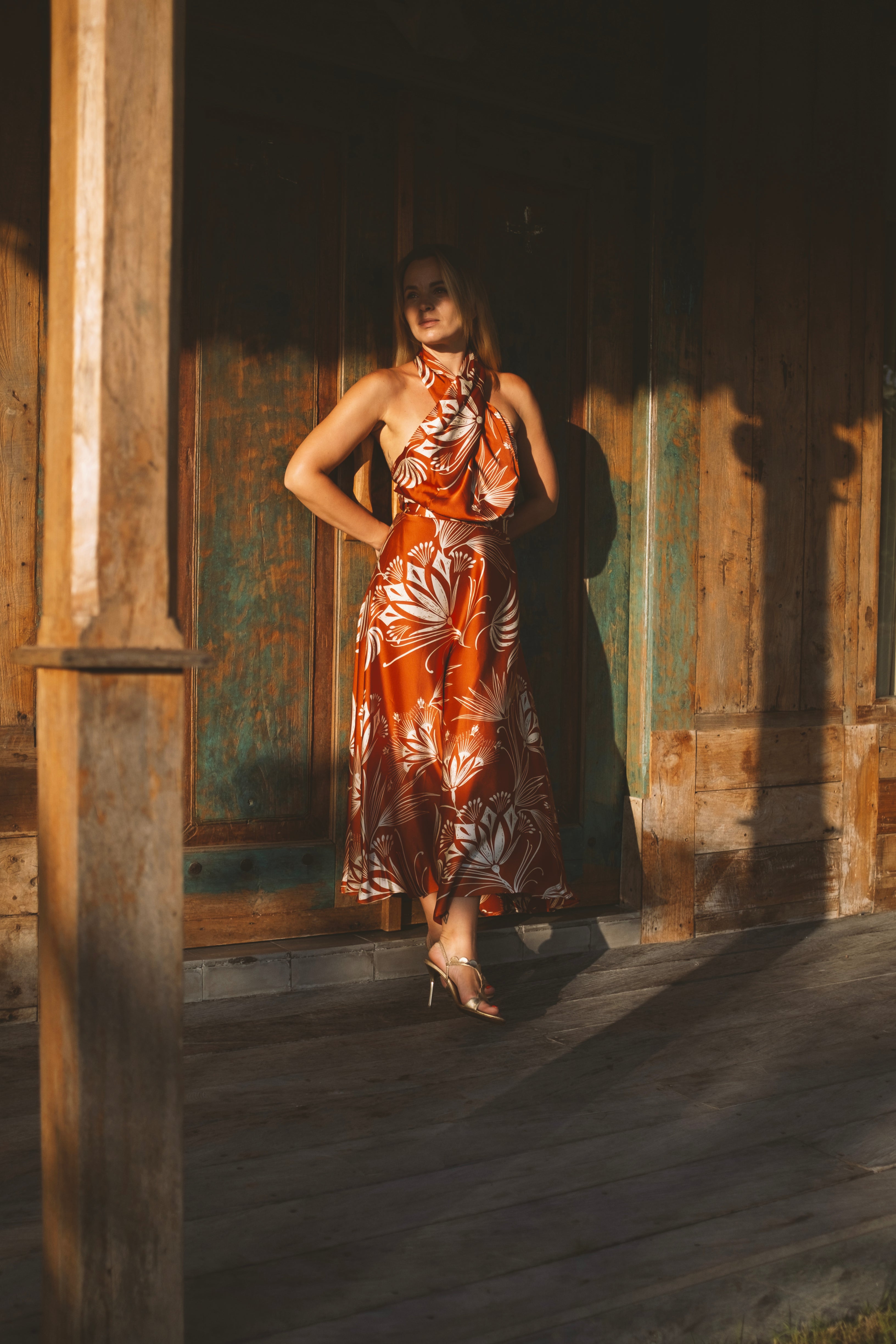 HEIDI ruda gėlėta midi suknelė su X formos iškirpte<br>