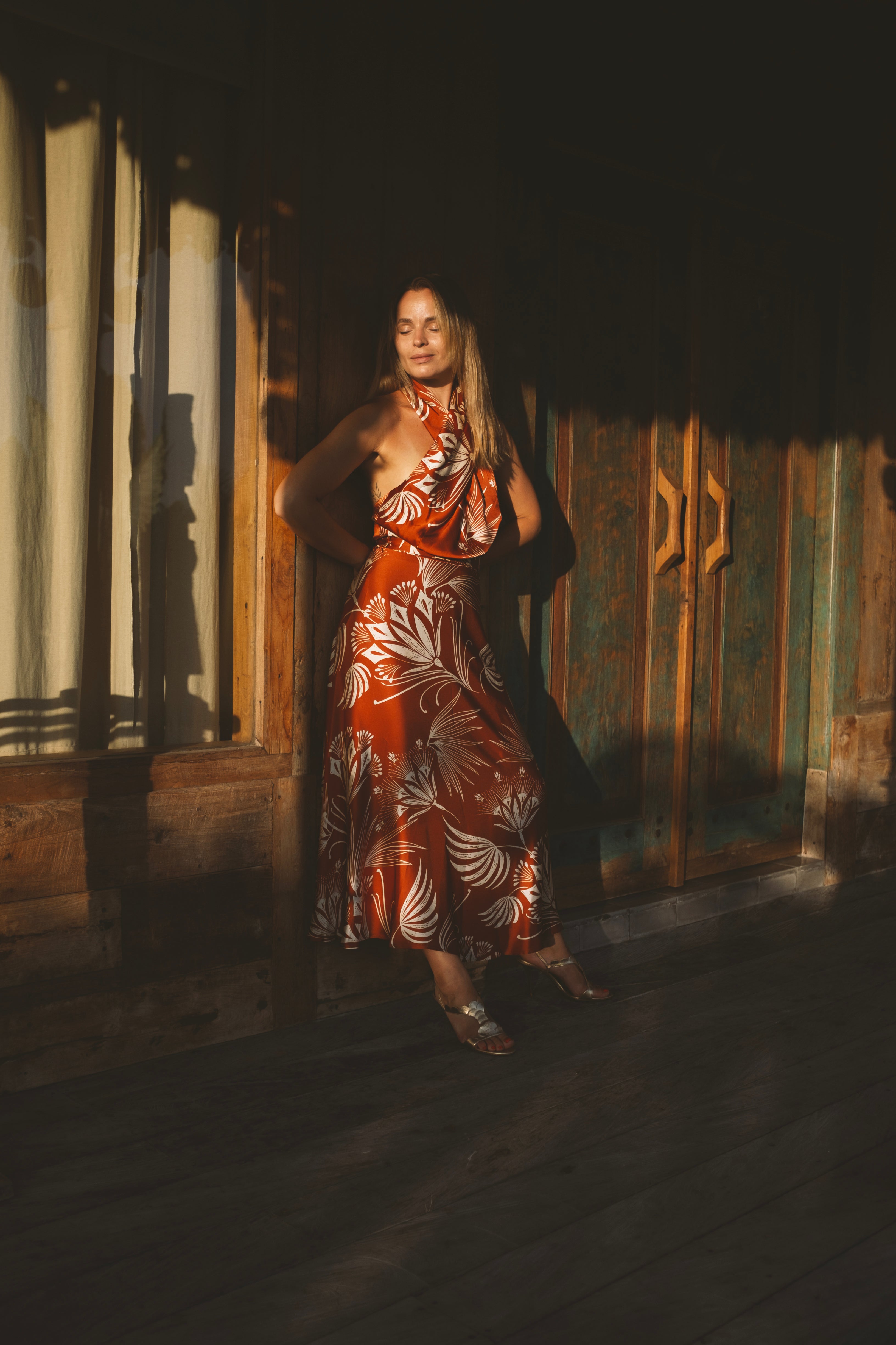 HEIDI ruda gėlėta midi suknelė su X formos iškirpte<br>