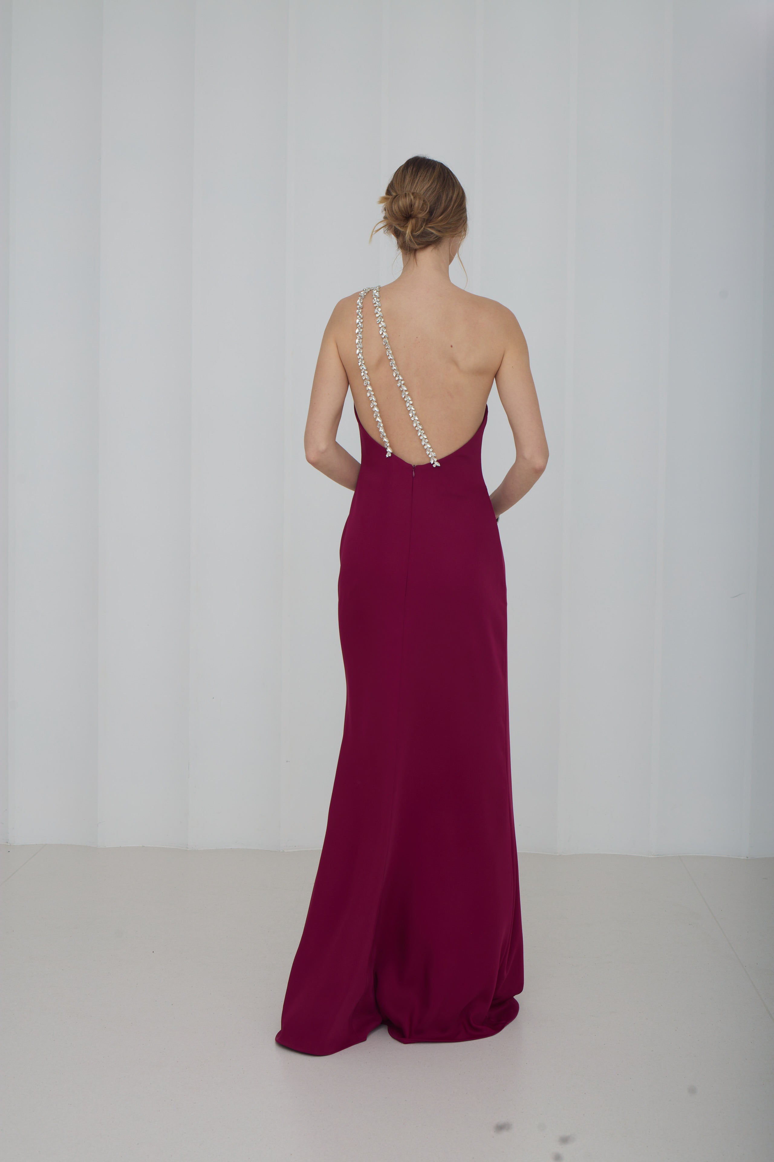 GLORIA sodriai rožinės spalvos ilga suknelė su vieno peties blizgančiomis petnešėlėmis