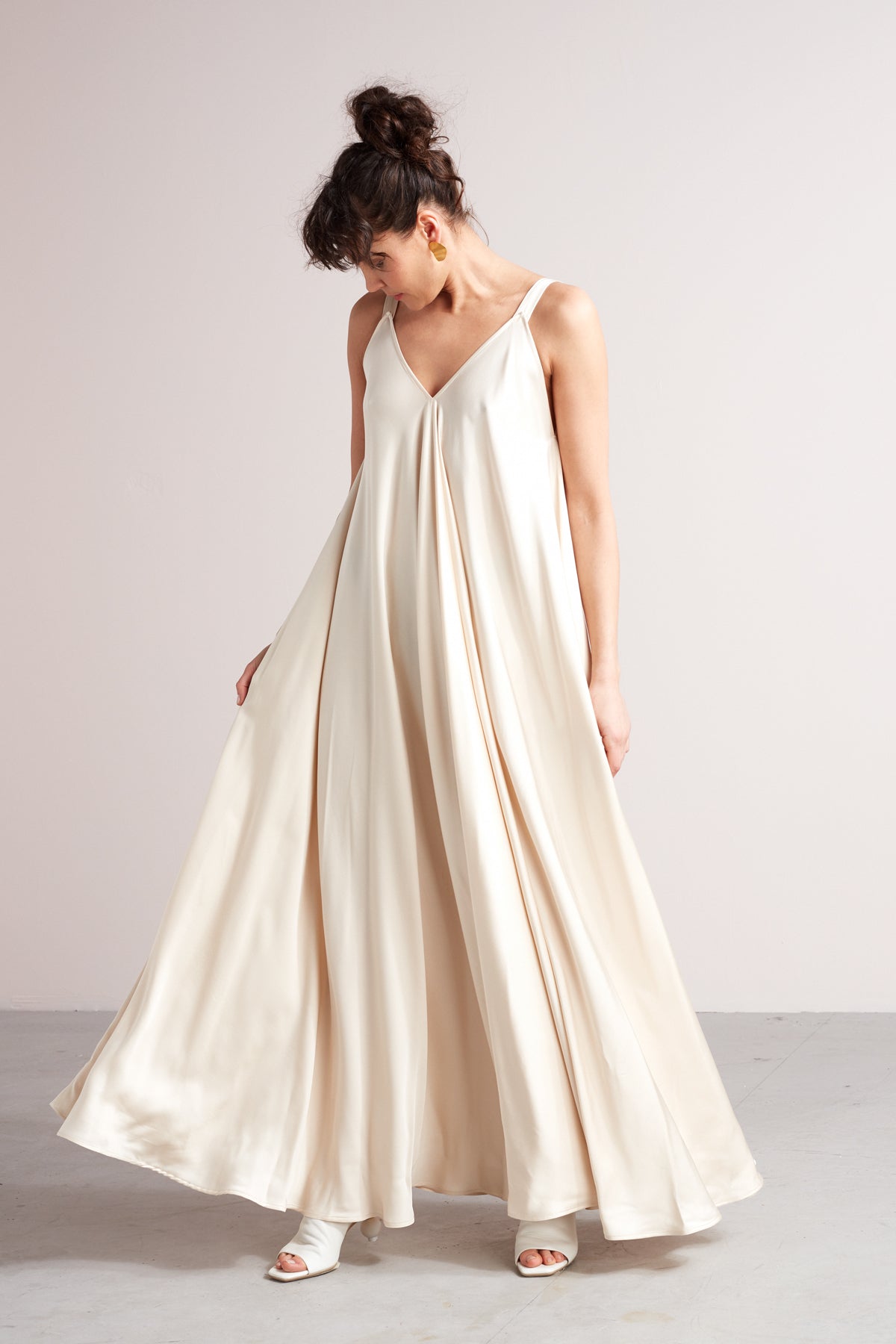 MALIA fluttering maxi dress in light cream