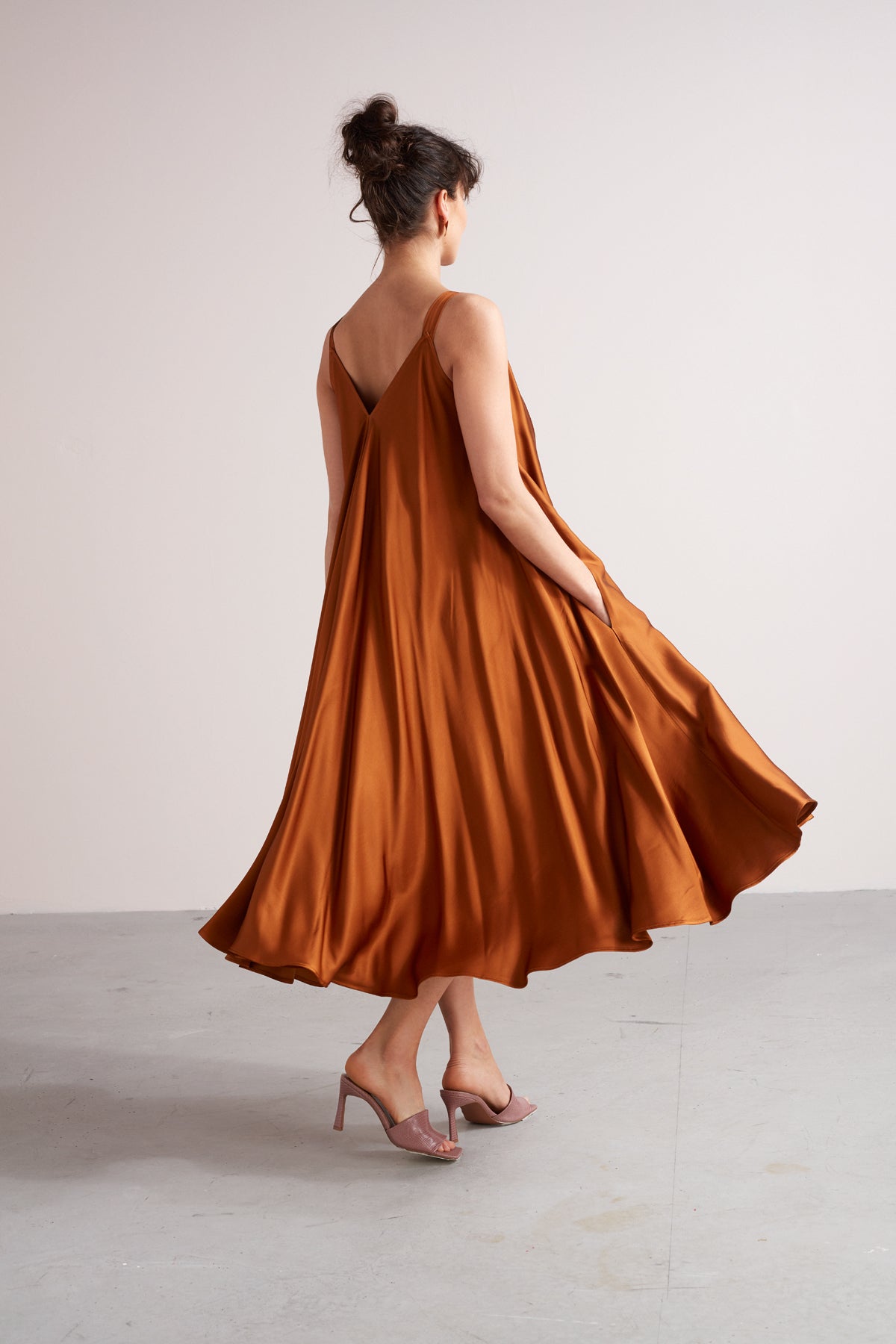 MONA fluttering midi dress in bronze