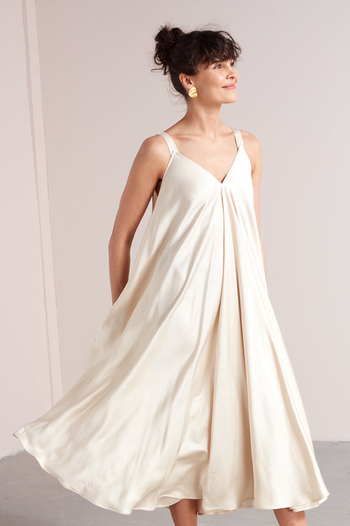 MONA fluttering midi dress in light cream