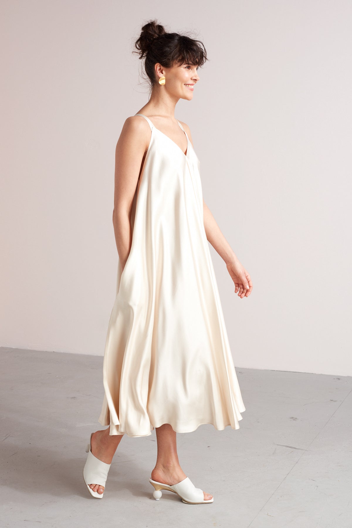 MONA fluttering midi dress in light cream
