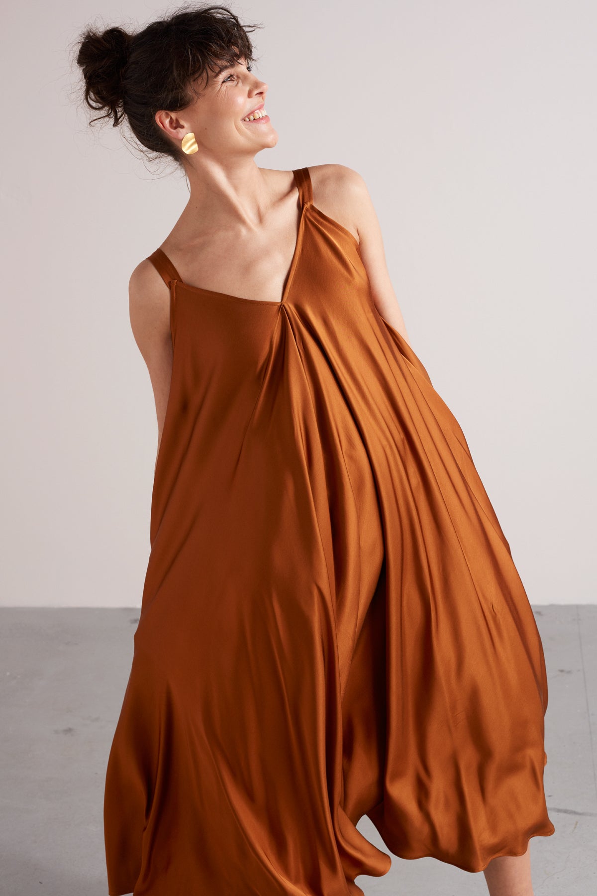 MONA fluttering midi dress in bronze