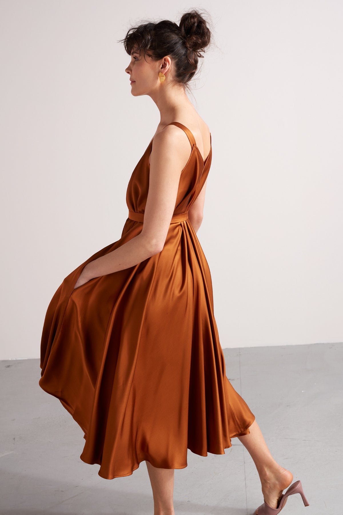 MONA fluttering midi dress in bronze