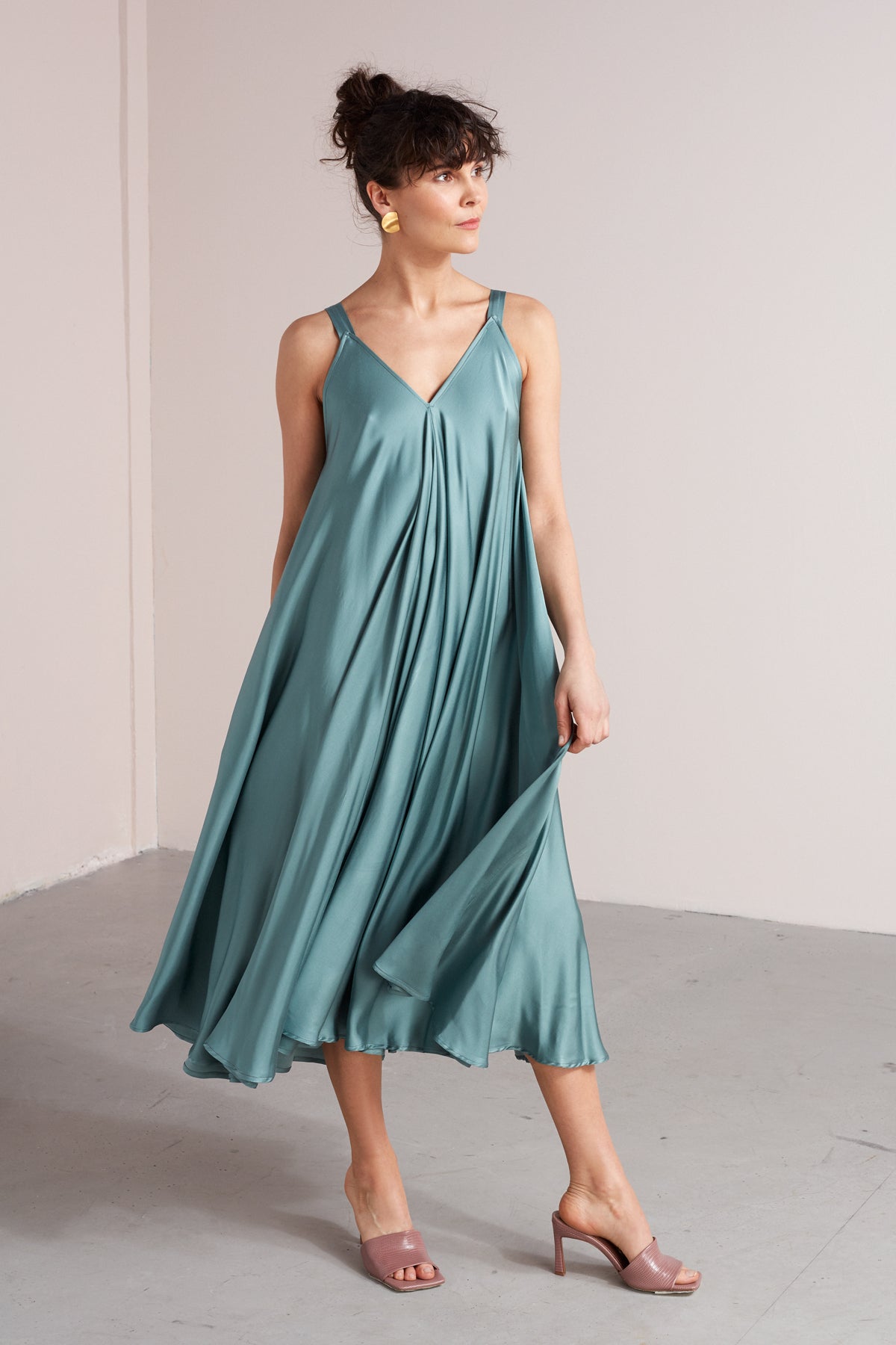 MONA fluttering midi dress in stone blue