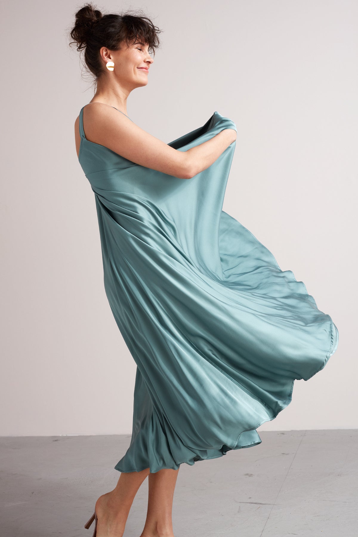 MONA fluttering midi dress in stone blue