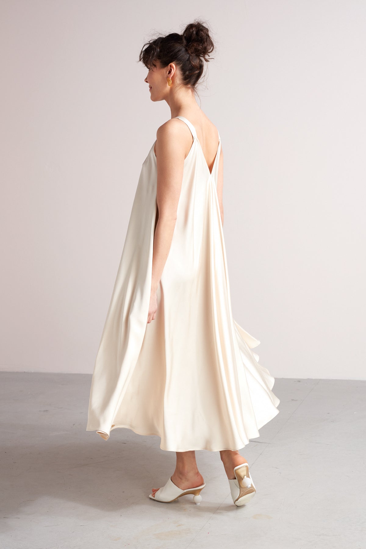 MONA fluttering midi dress in light cream