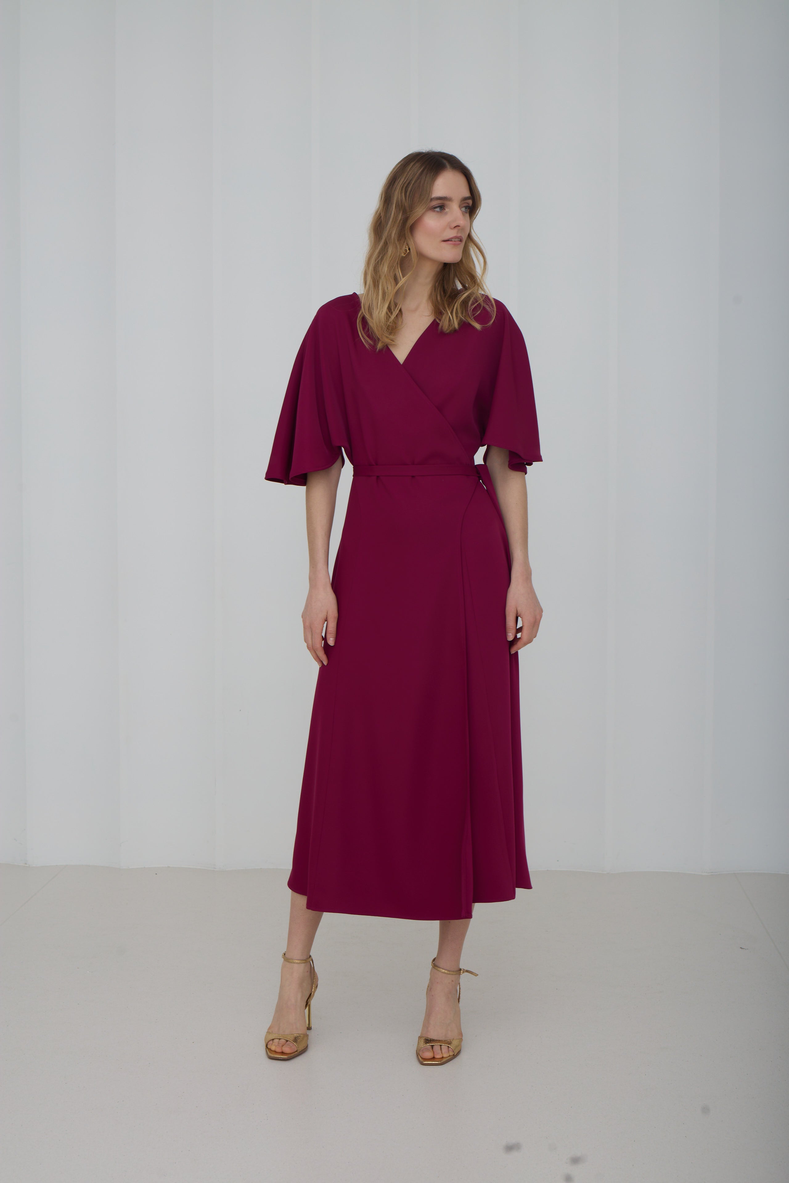 SALOME sodriai rožinės spalvos surišama vidutinio ilgio suknelė