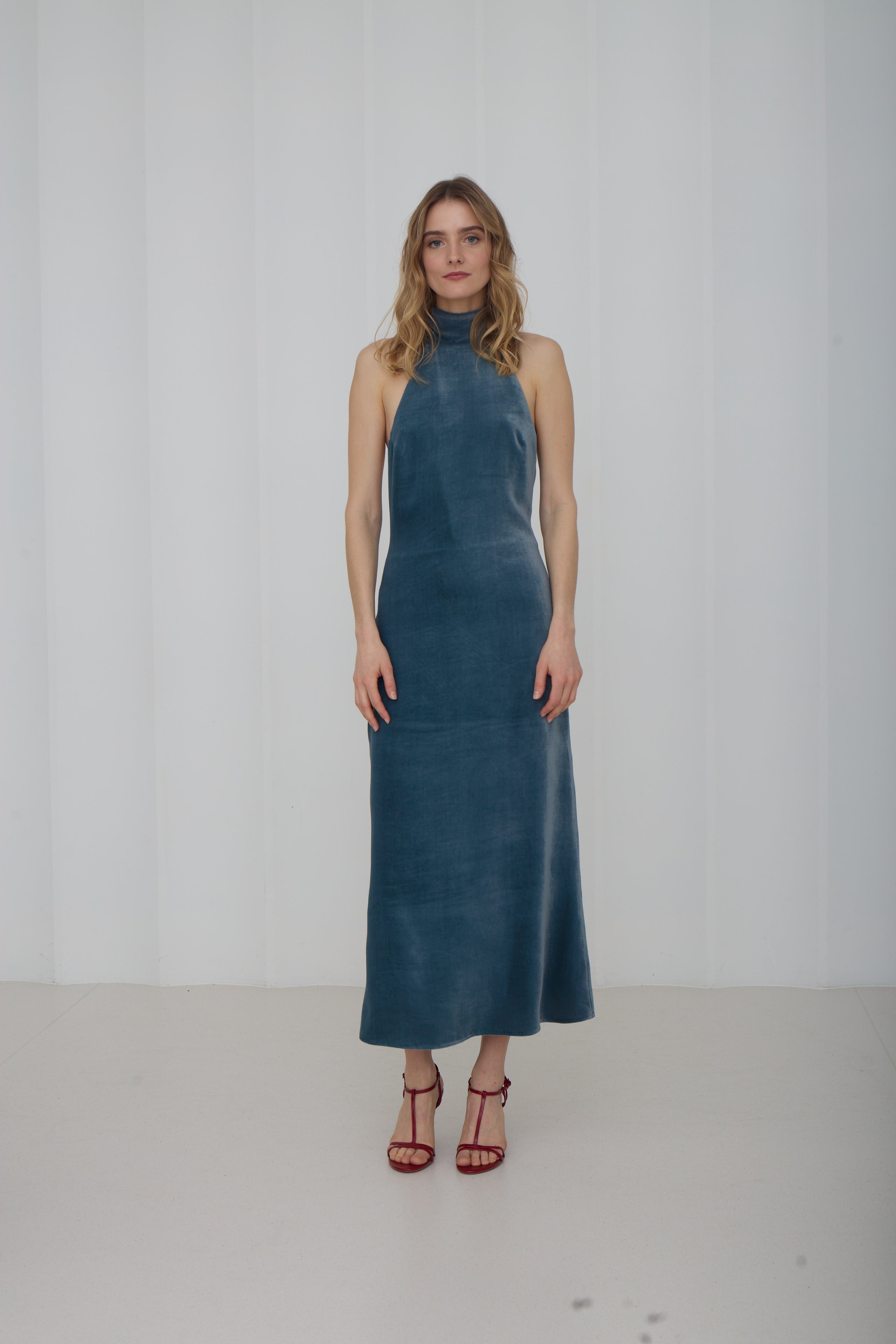 SANDI žydros spalvos aksominė suknelė atvira nugara