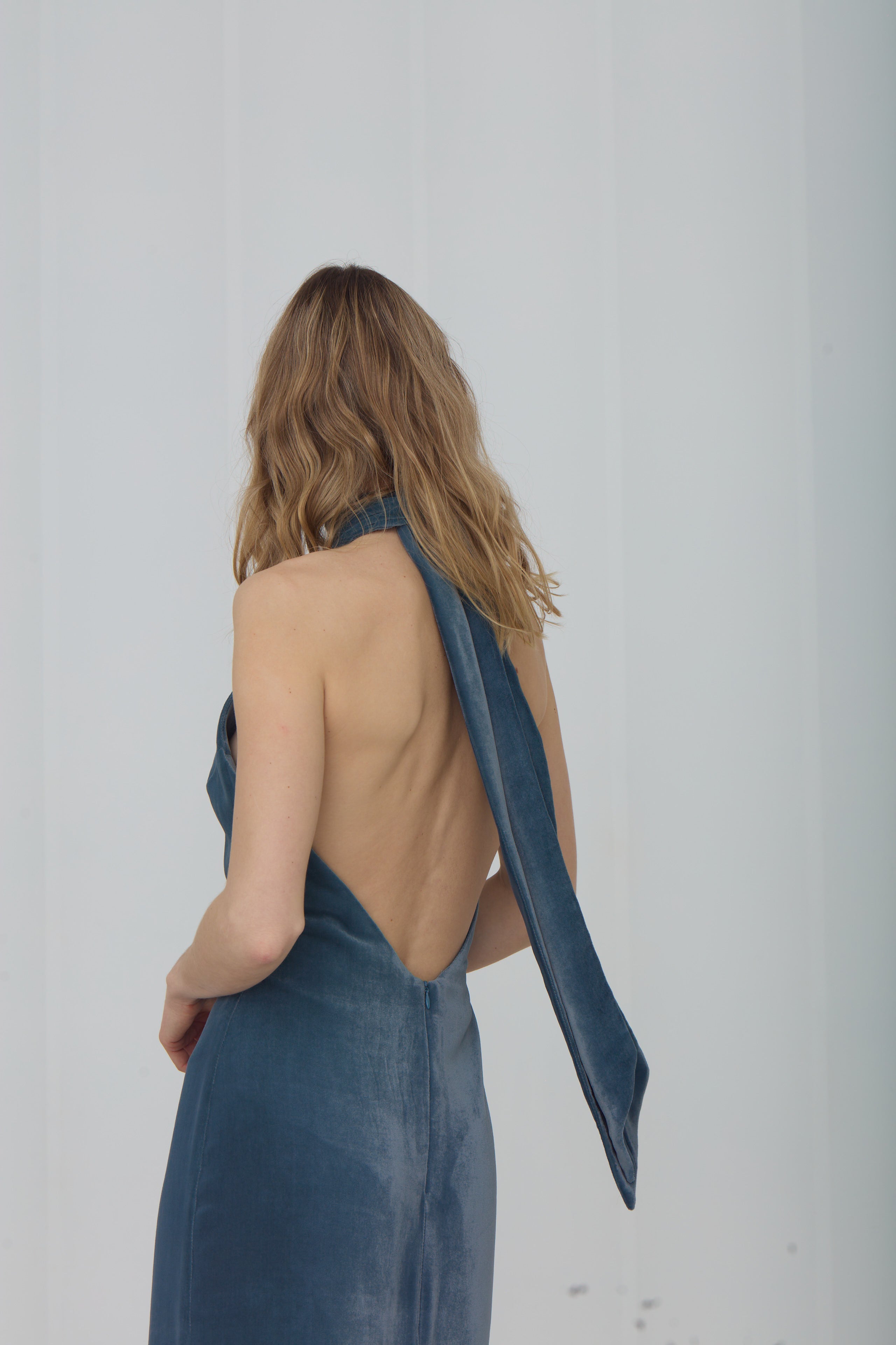 SANDI žydros spalvos aksominė suknelė atvira nugara