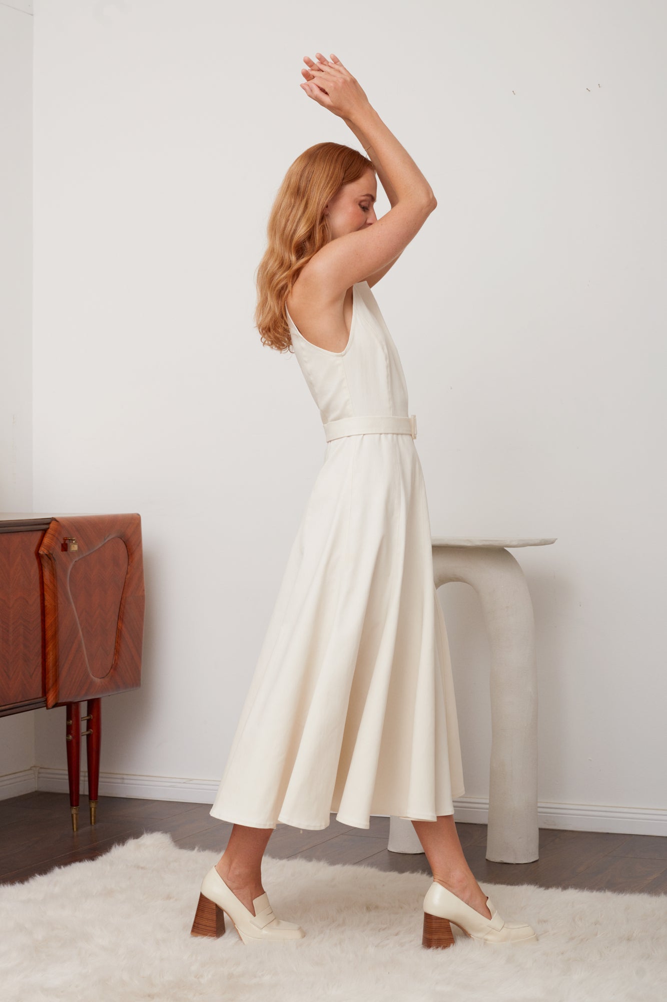 ODE Off-White Midi džinsinė suknelė - elegantiškas neutralus tonas