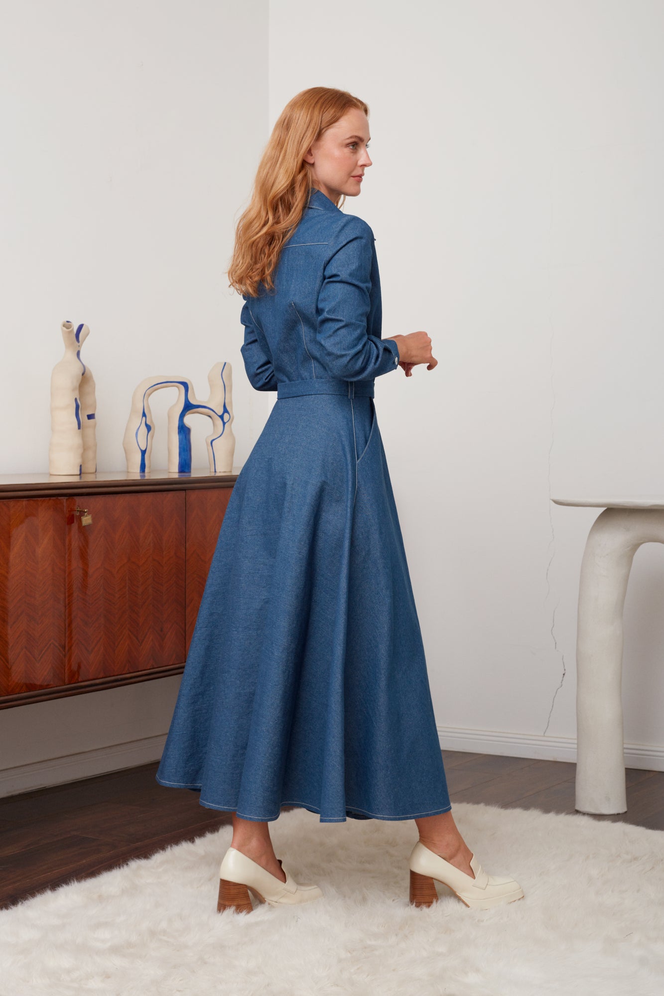 ESTI Mėlyna džinsinė midi marškinių suknelė - klasikinė džinsinė elegancija