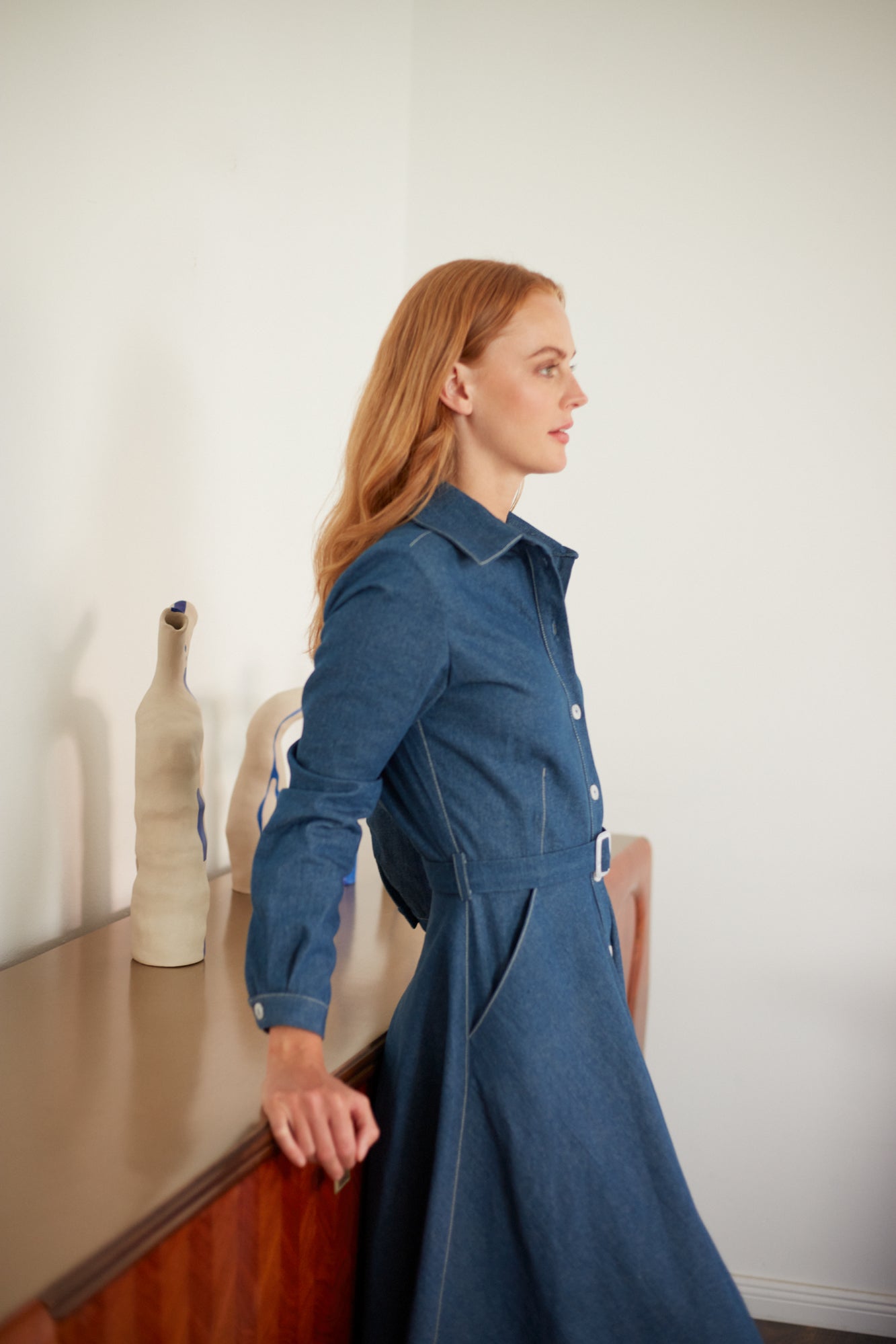ESTI Mėlyna džinsinė midi marškinių suknelė - universali ir elegantiška
