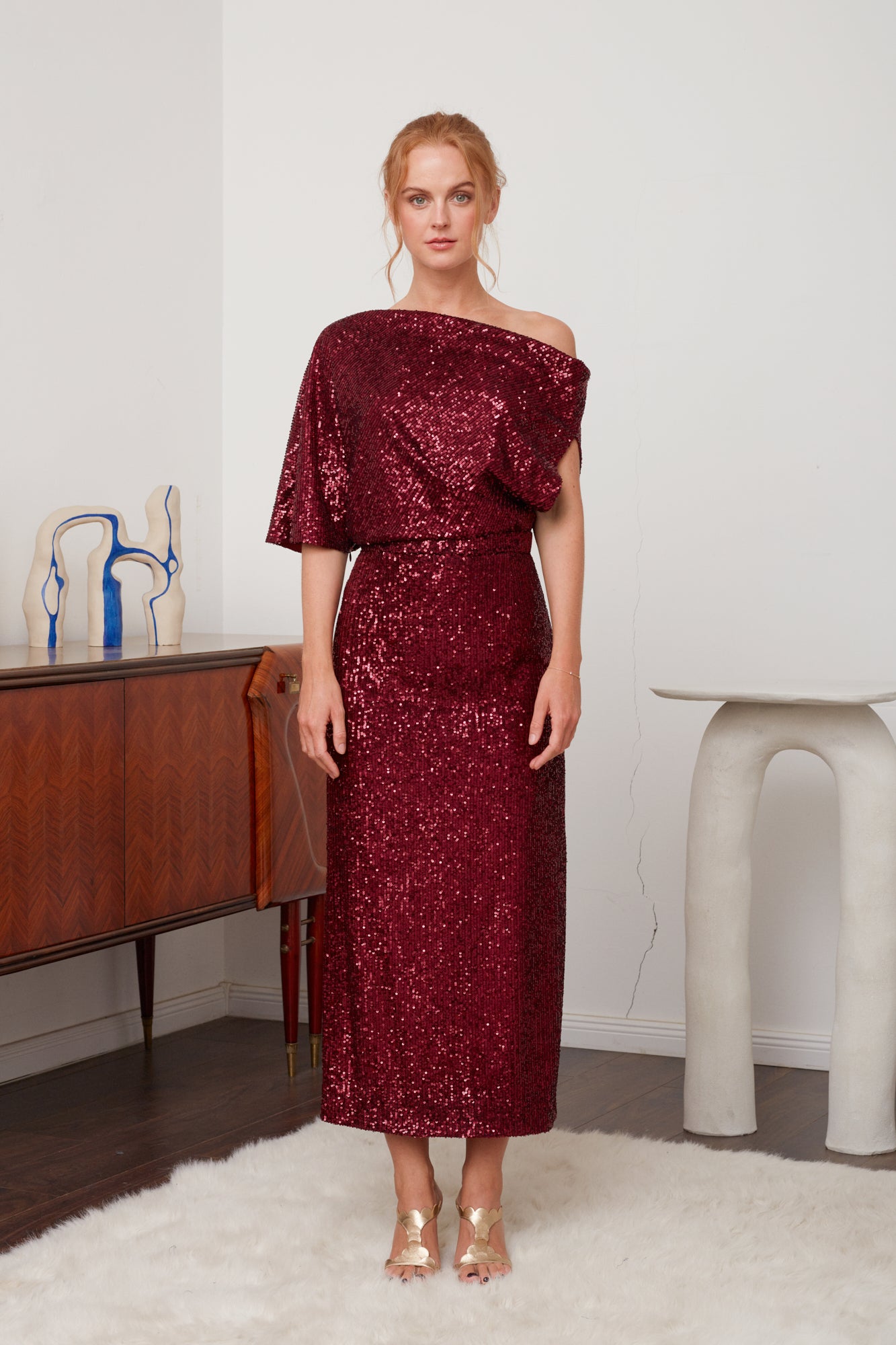 MARGO Tamsiai raudona asimetrinė kokteilinė suknelė su žvyneliais - elegantiška vakarinė apranga