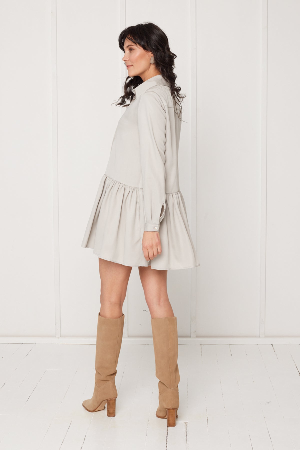 DANA šviesiai pilka marškinių stiliaus suknelė su raukiniais priekyje