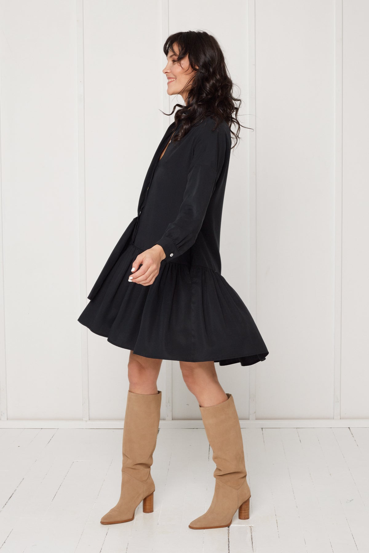 Juoda EVA tencel marškinių suknelė su dvigubais priekiniais raukiniais