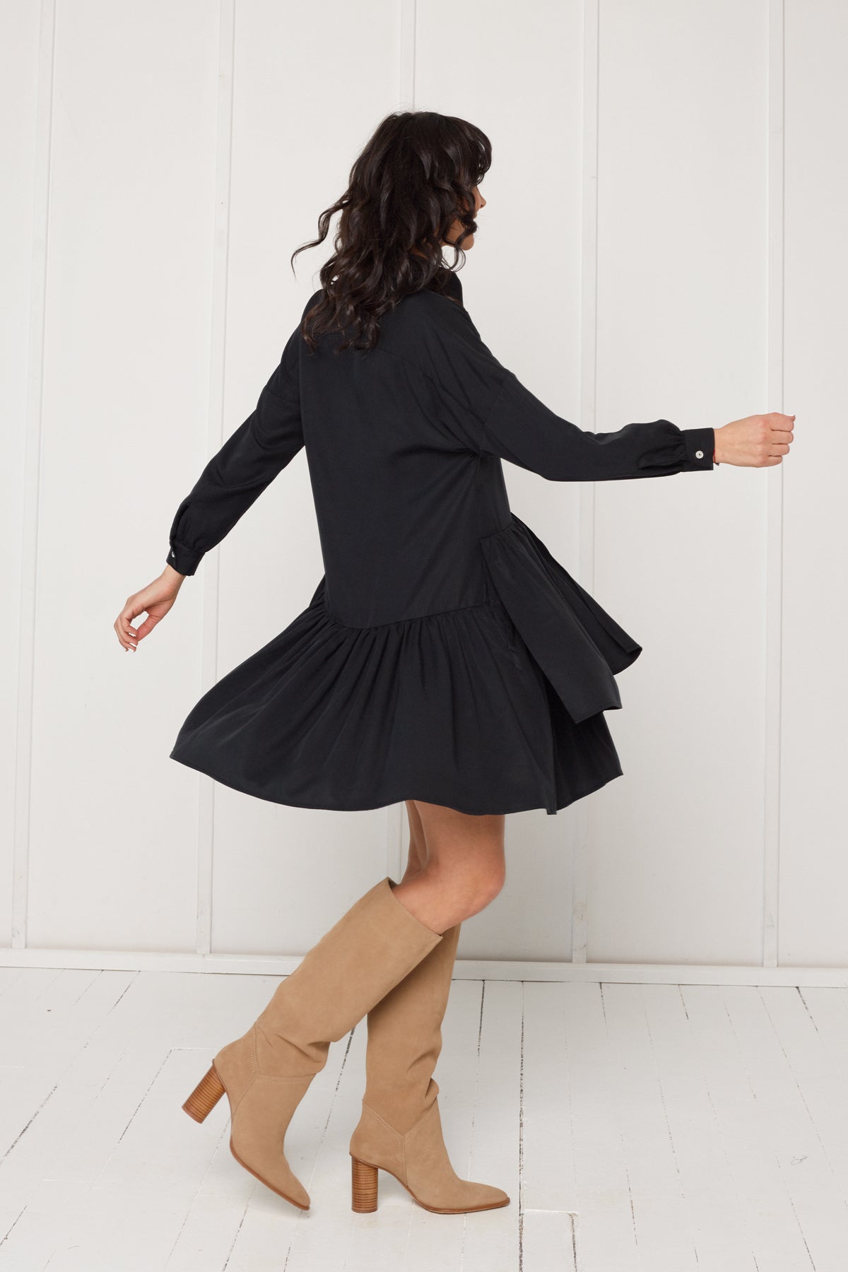 Juoda EVA tencel marškinių suknelė su dvigubais priekiniais raukiniais