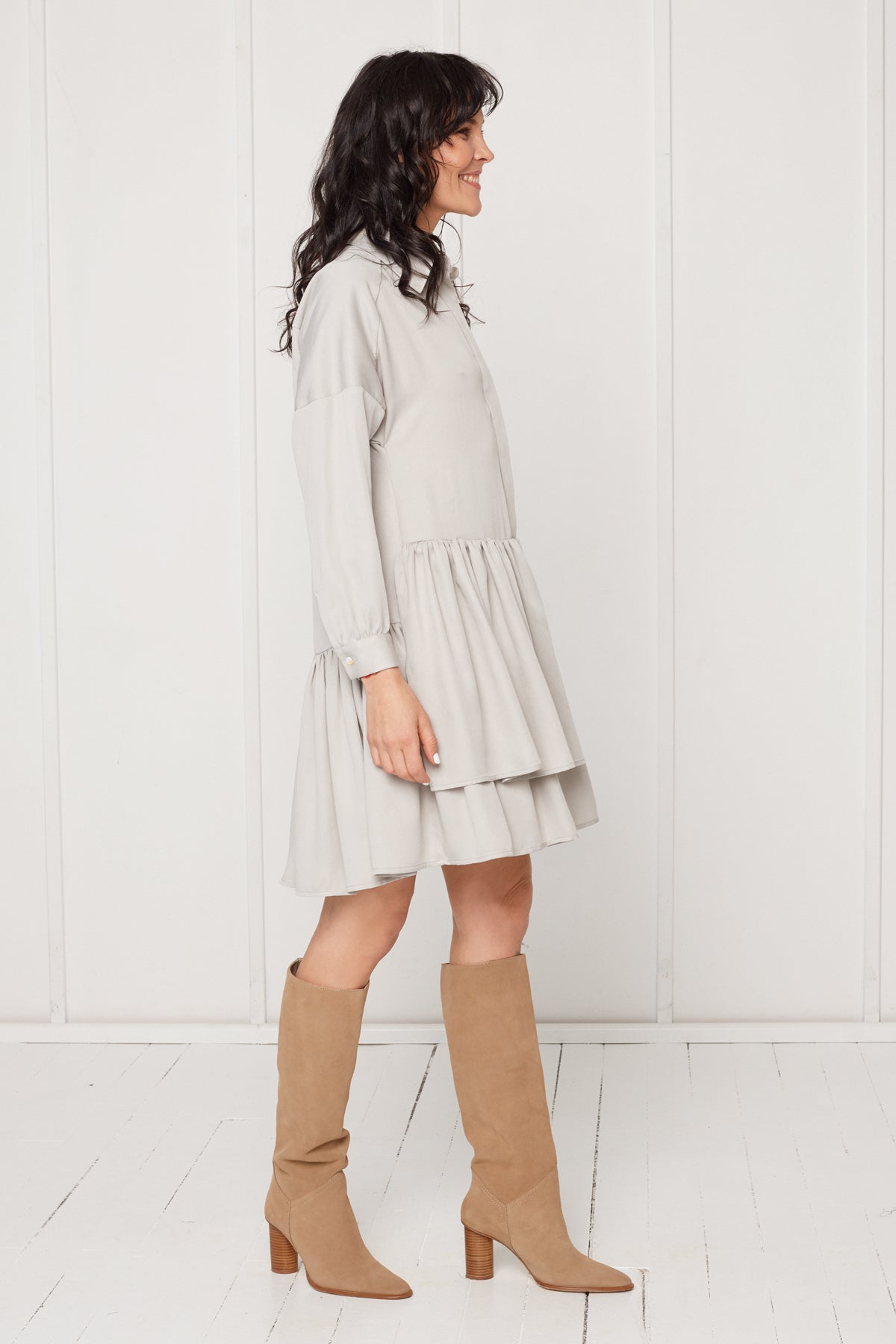 EVA šviesiai pilka marškinių stiliaus suknelė su dvigubais priekiniais raukiniais