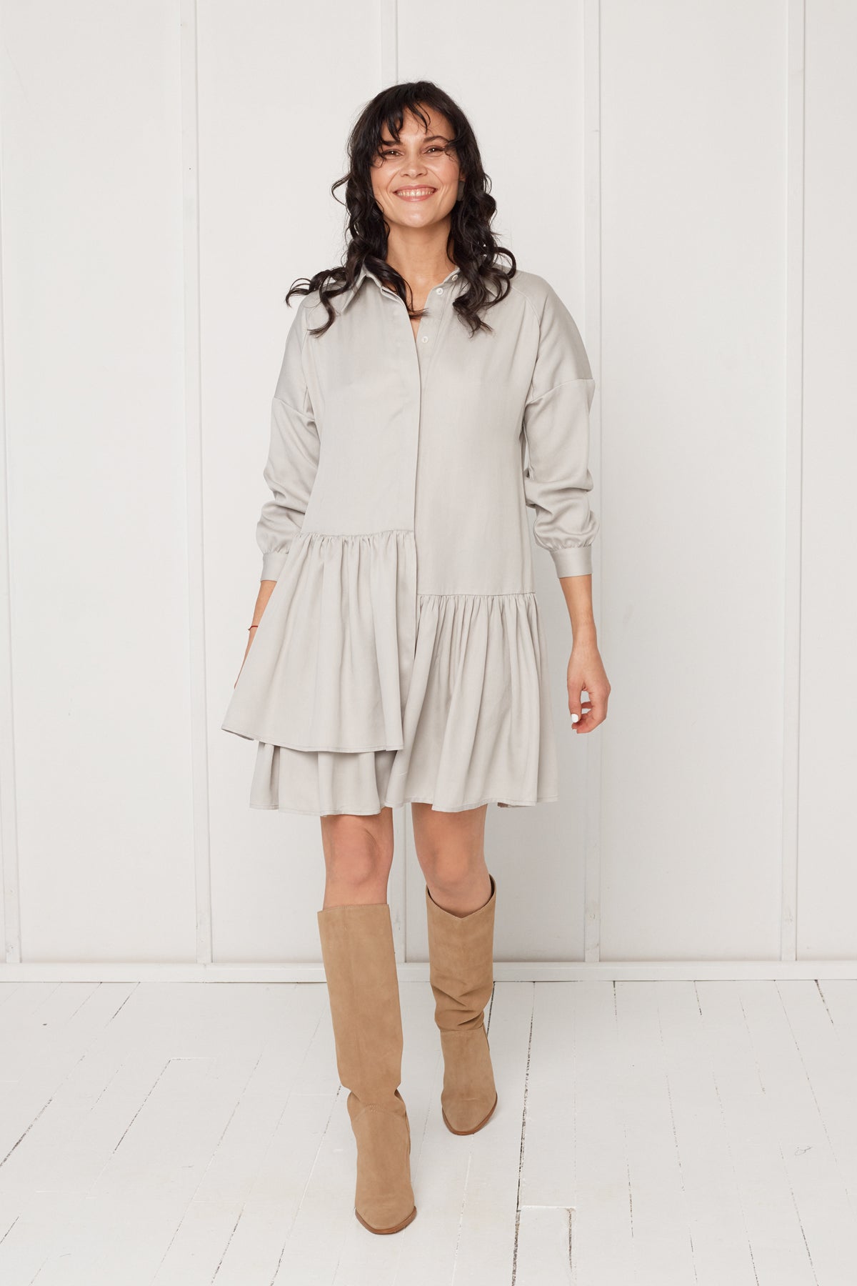 EVA šviesiai pilka marškinių stiliaus suknelė su dvigubais priekiniais raukiniais