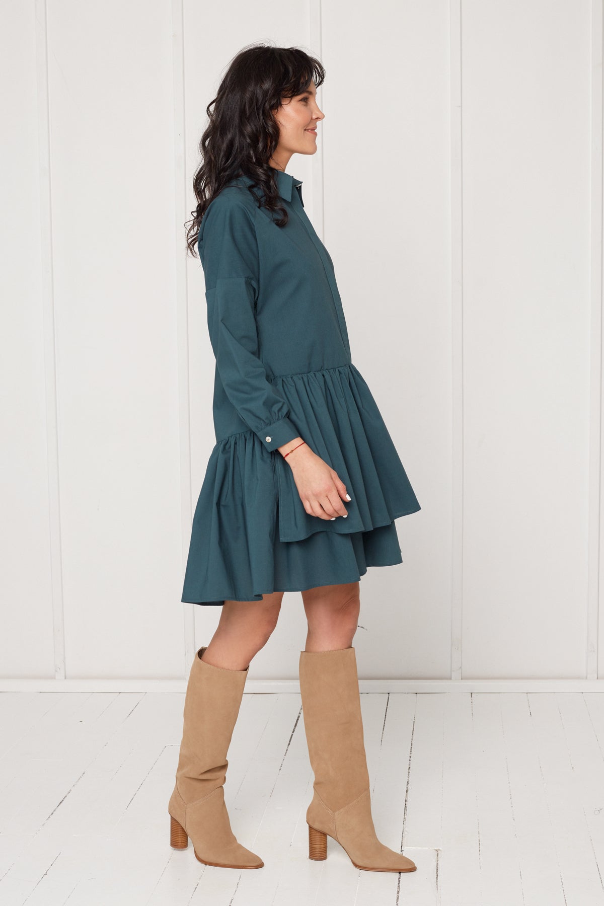 EVA melsva marškinių stiliaus suknelė su dvigubais priekiniais raukiniais