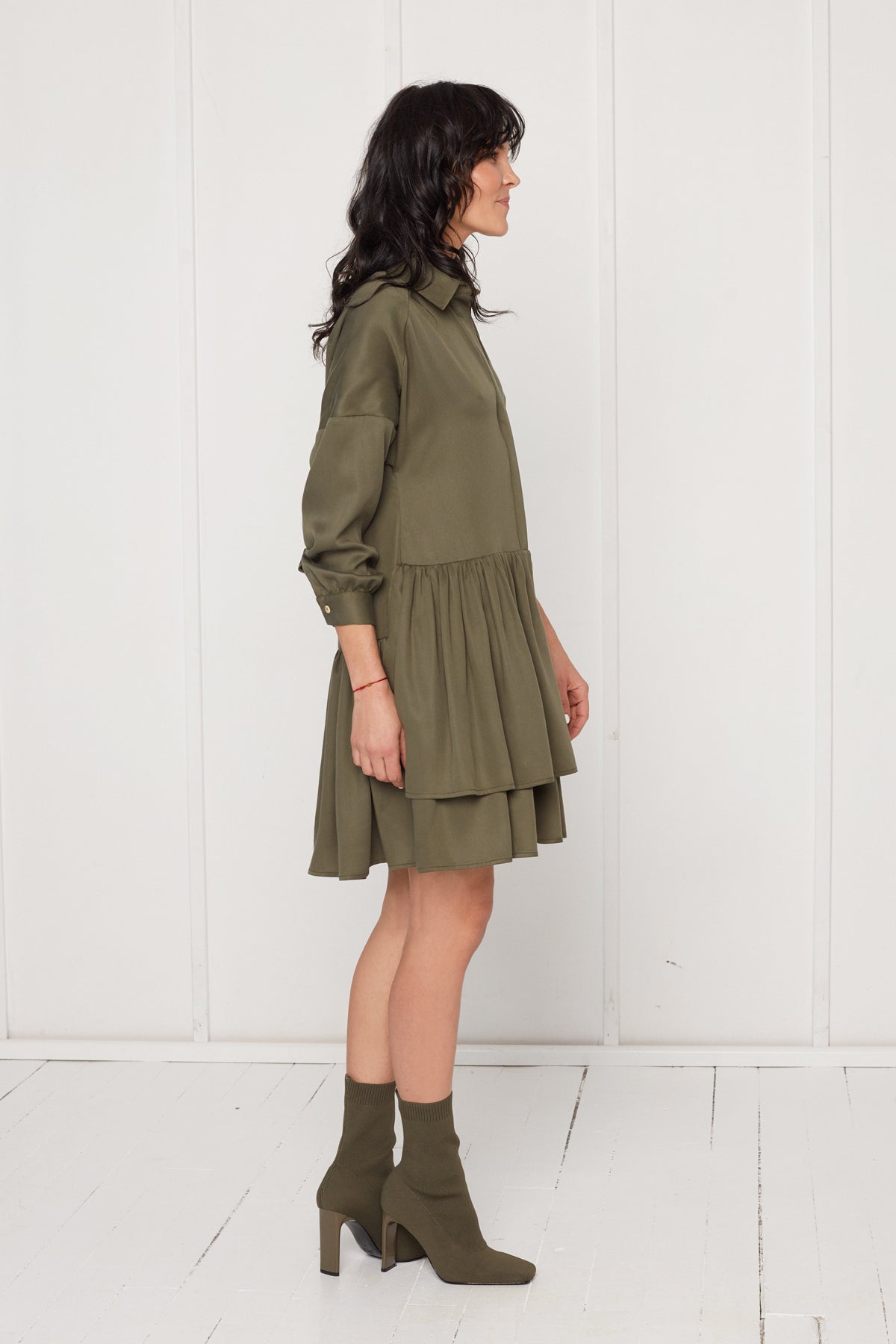 EVA tamsiai žalia marškinių stiliaus suknelė su dvigubais priekiniais raukiniais