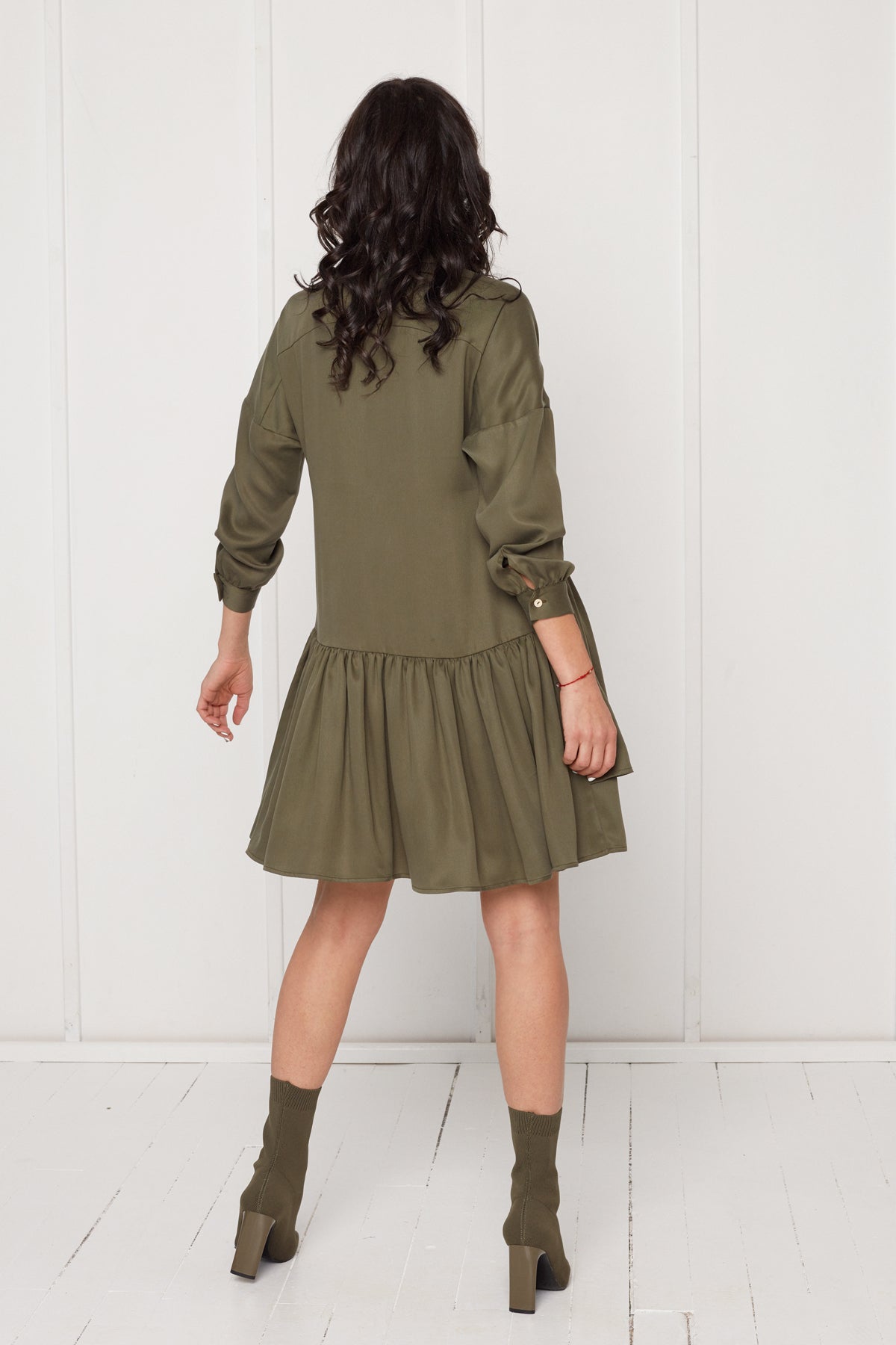 EVA tamsiai žalia marškinių stiliaus suknelė su dvigubais priekiniais raukiniais