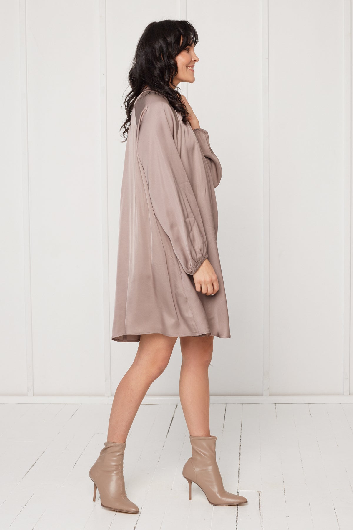 LILA fluttering midi dress in taupe