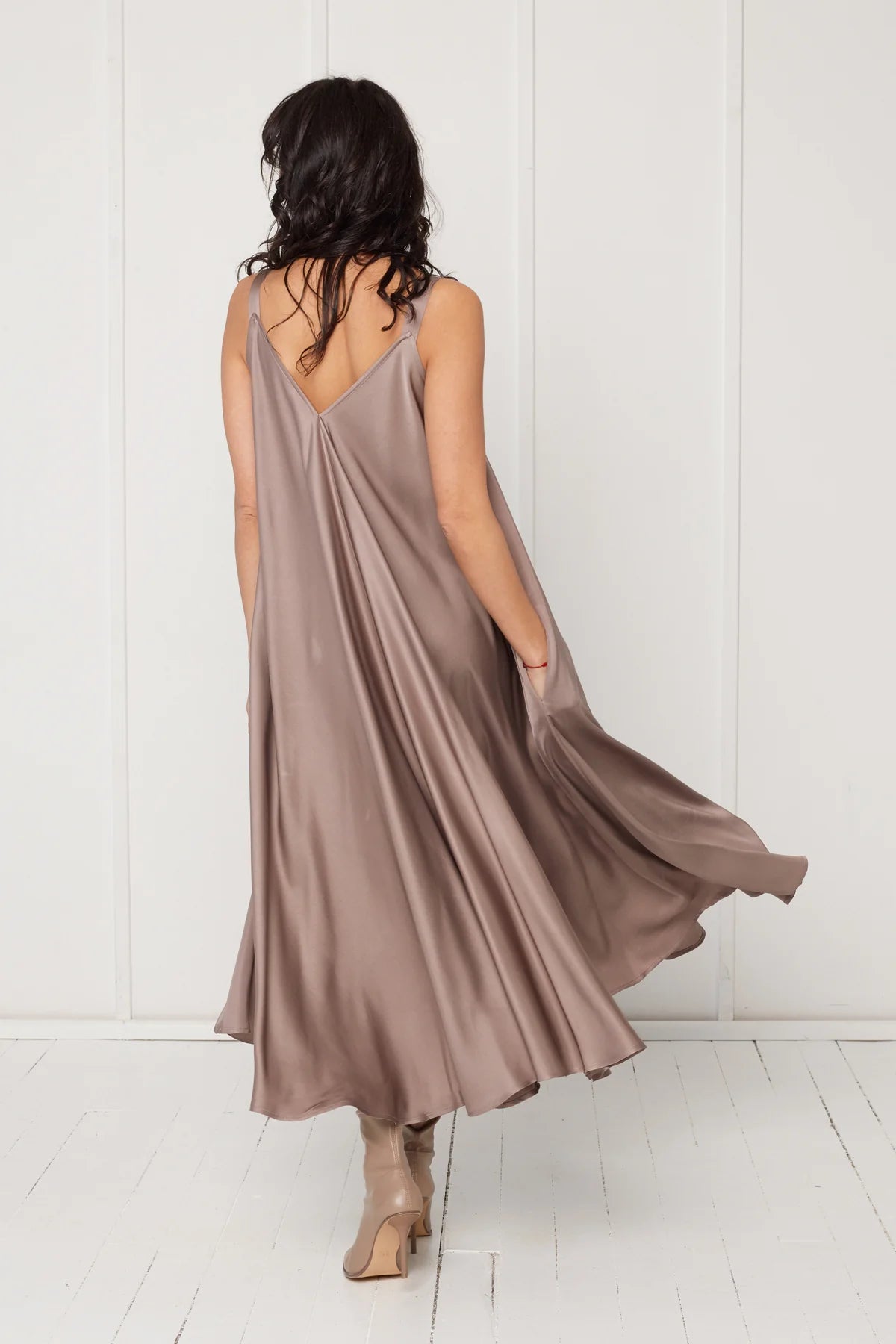 MONA fluttering midi dress in taupe