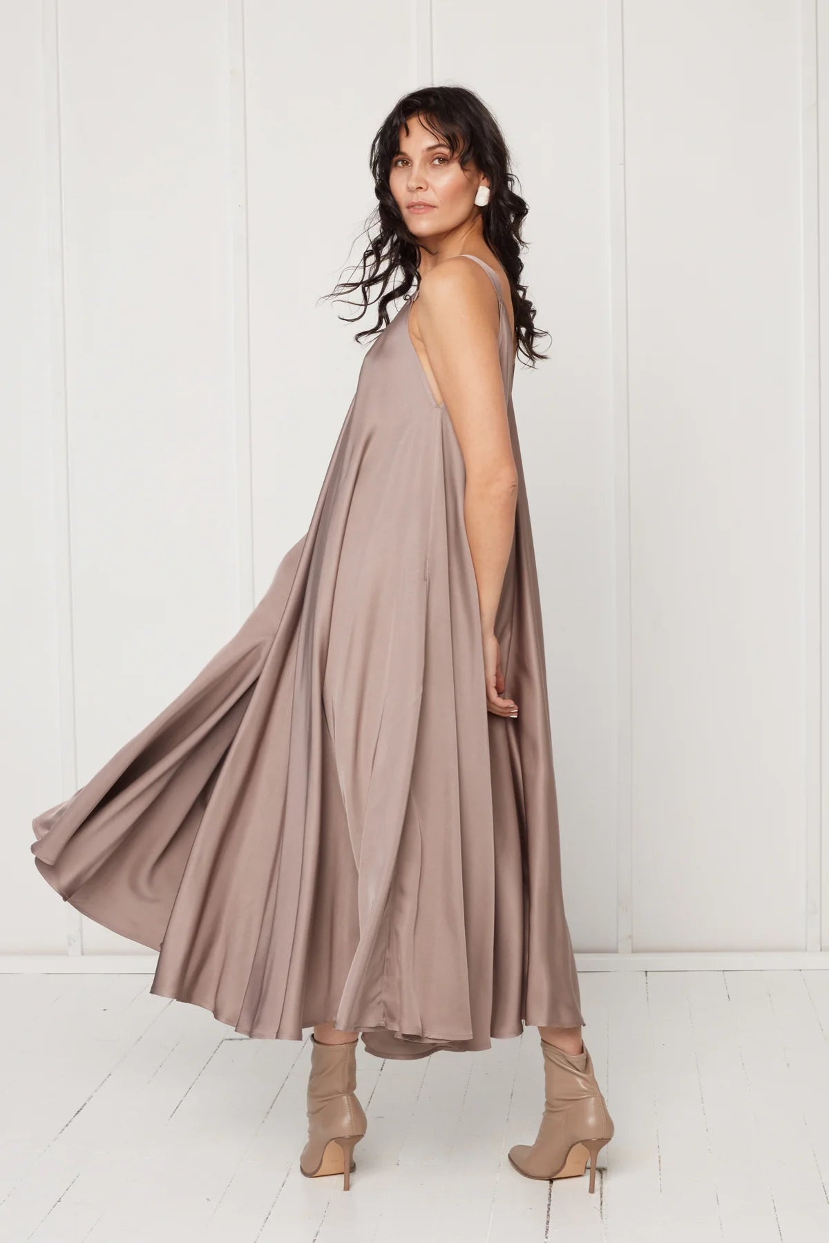 MONA fluttering midi dress in taupe