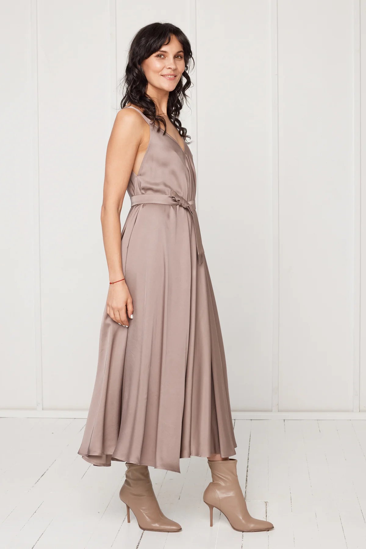 MONA fluttering midi dress in taupe