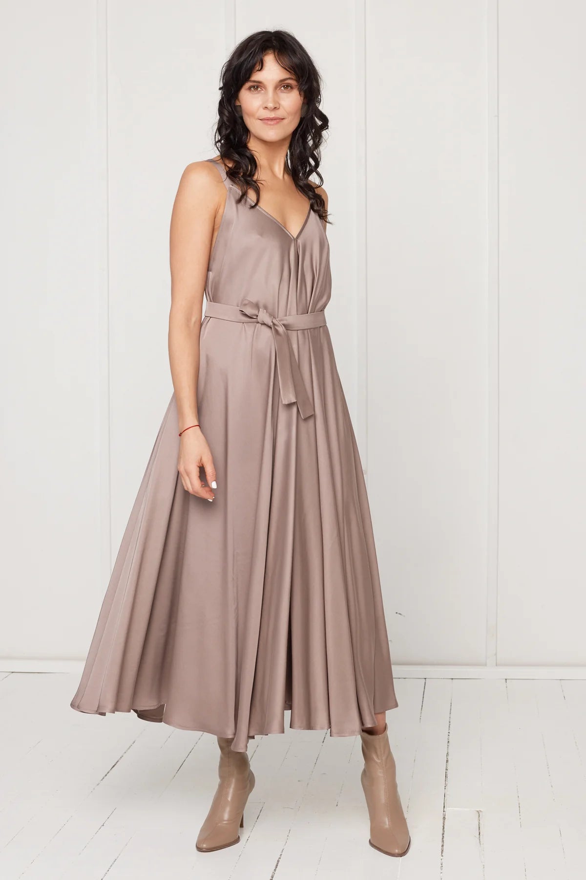 MONA fluttering midi dress in taupe