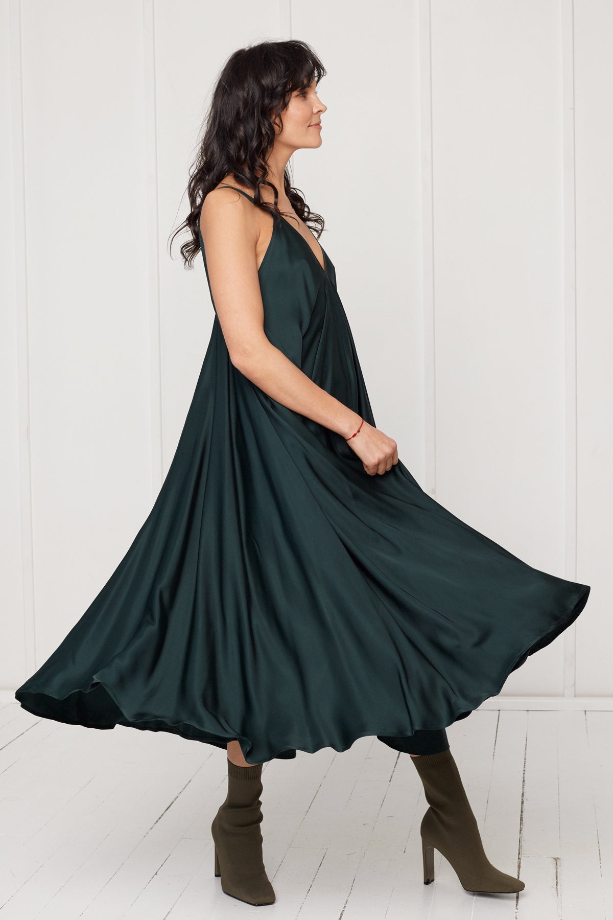 MONA fluttering midi dress in dark green