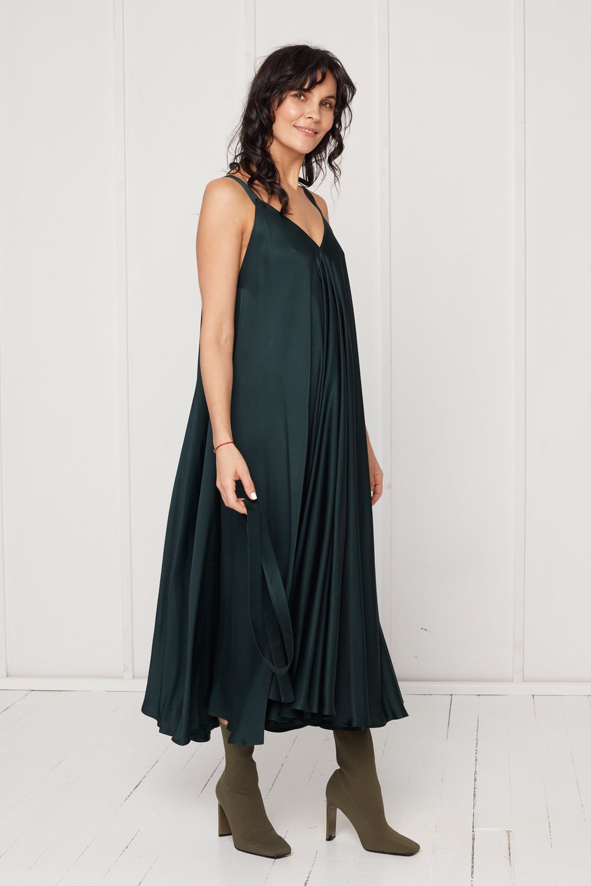 MONA fluttering midi dress in dark green