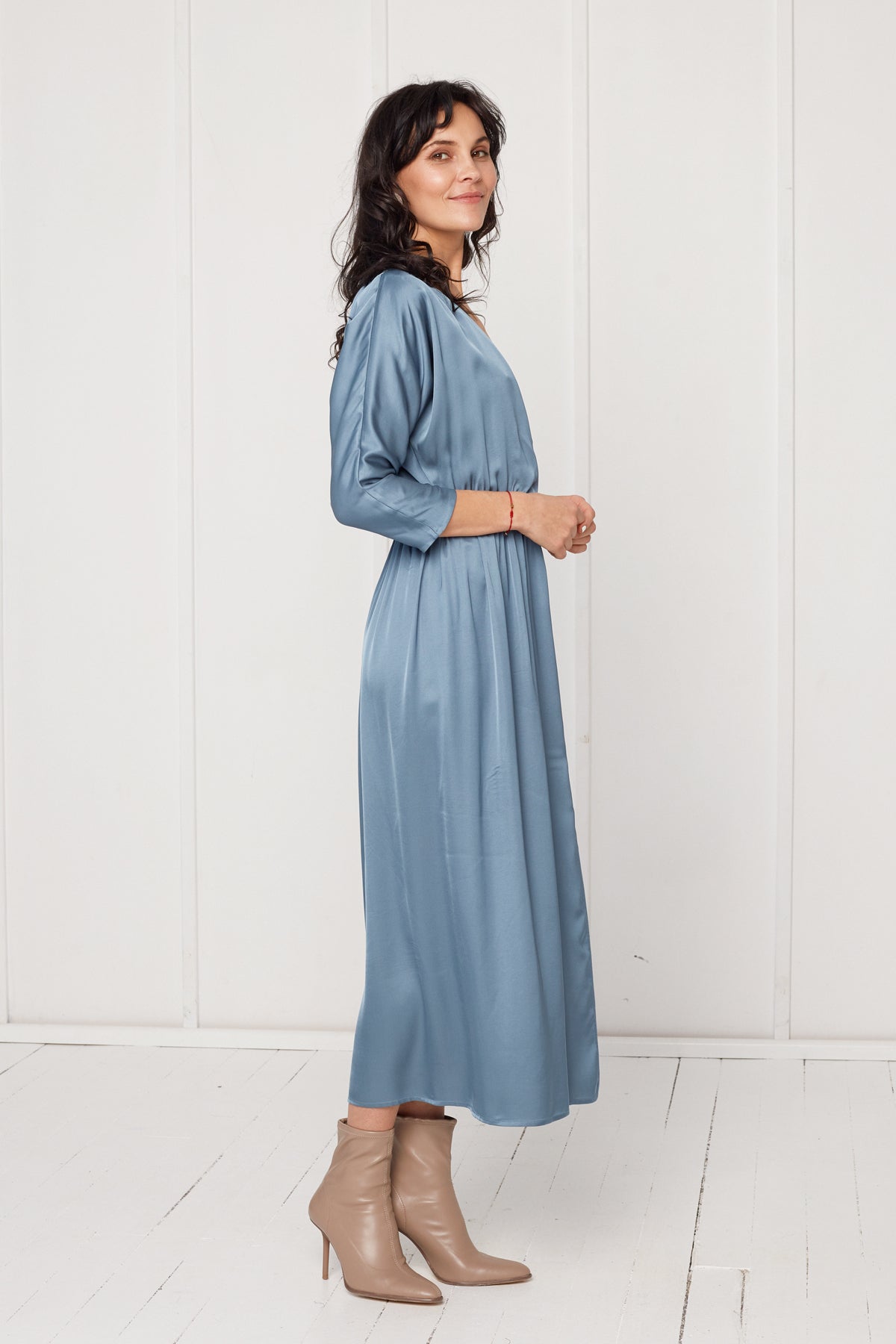 CIARA melsva vidutinio ilgio suknelė