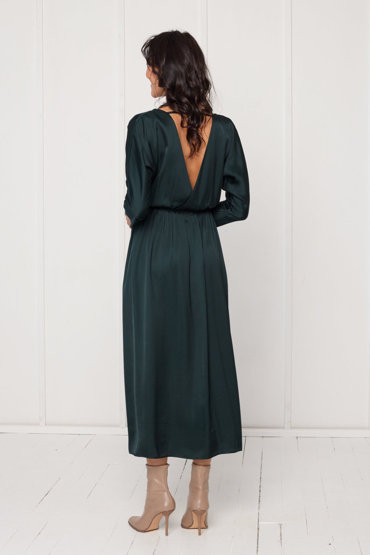 CIARA tamsiai žalia vidutinio ilgio suknelė