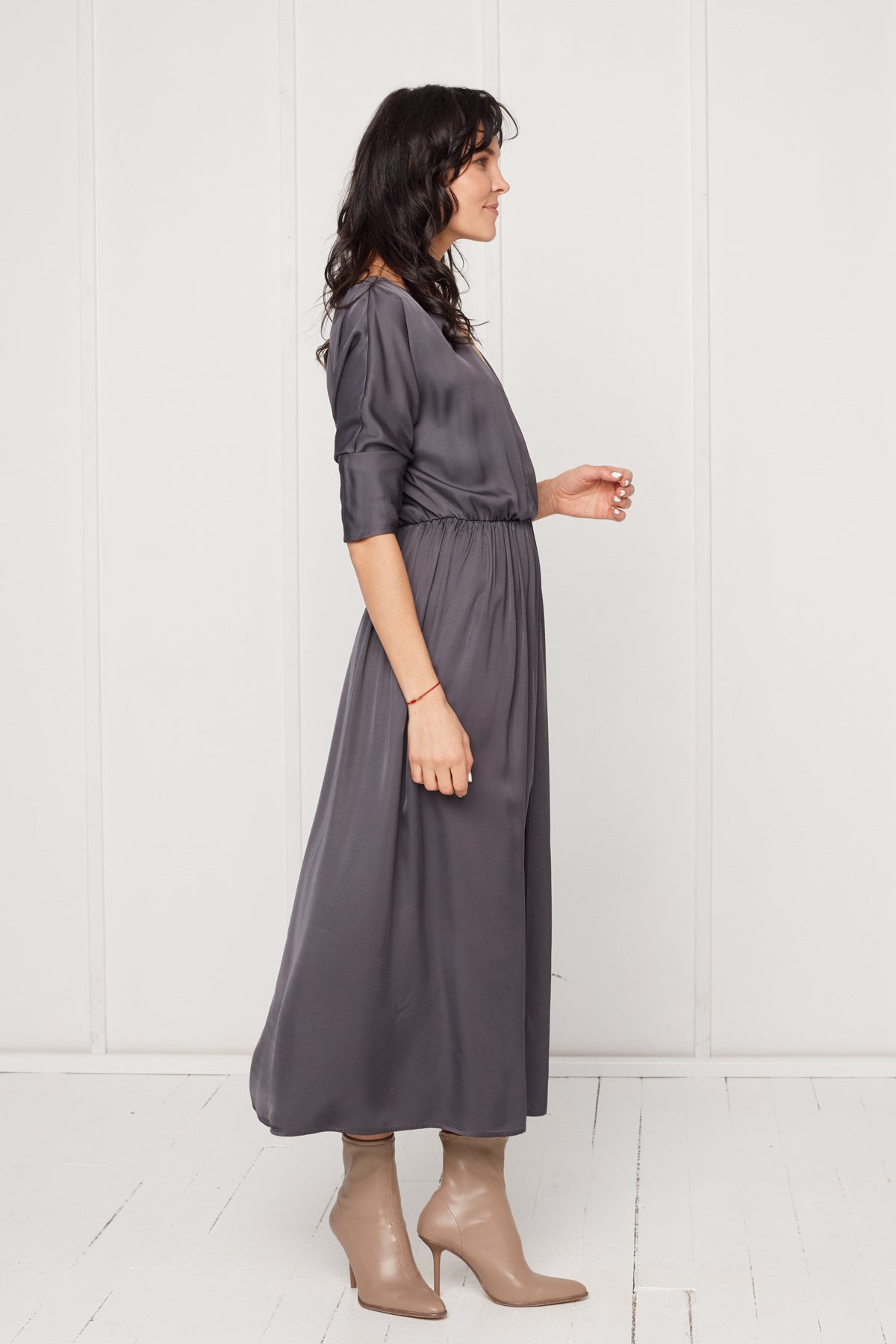 CIARA tamsiai pilka vidutinio ilgio suknelė <br>