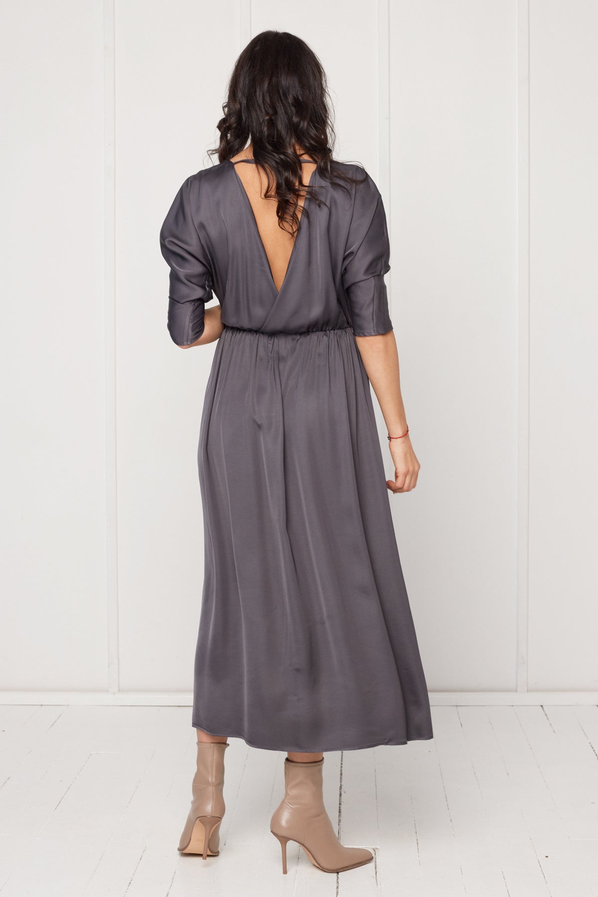 CIARA tamsiai pilka vidutinio ilgio suknelė <br>