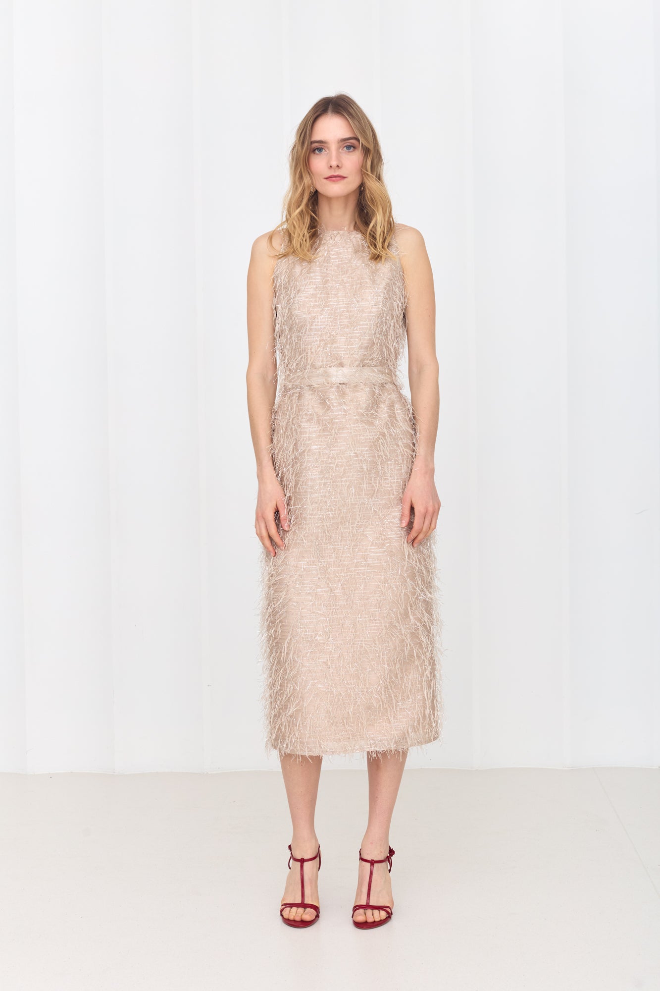 YEMA pastelinių plunksnų vidutinio ilgio suknelė atvira nugara