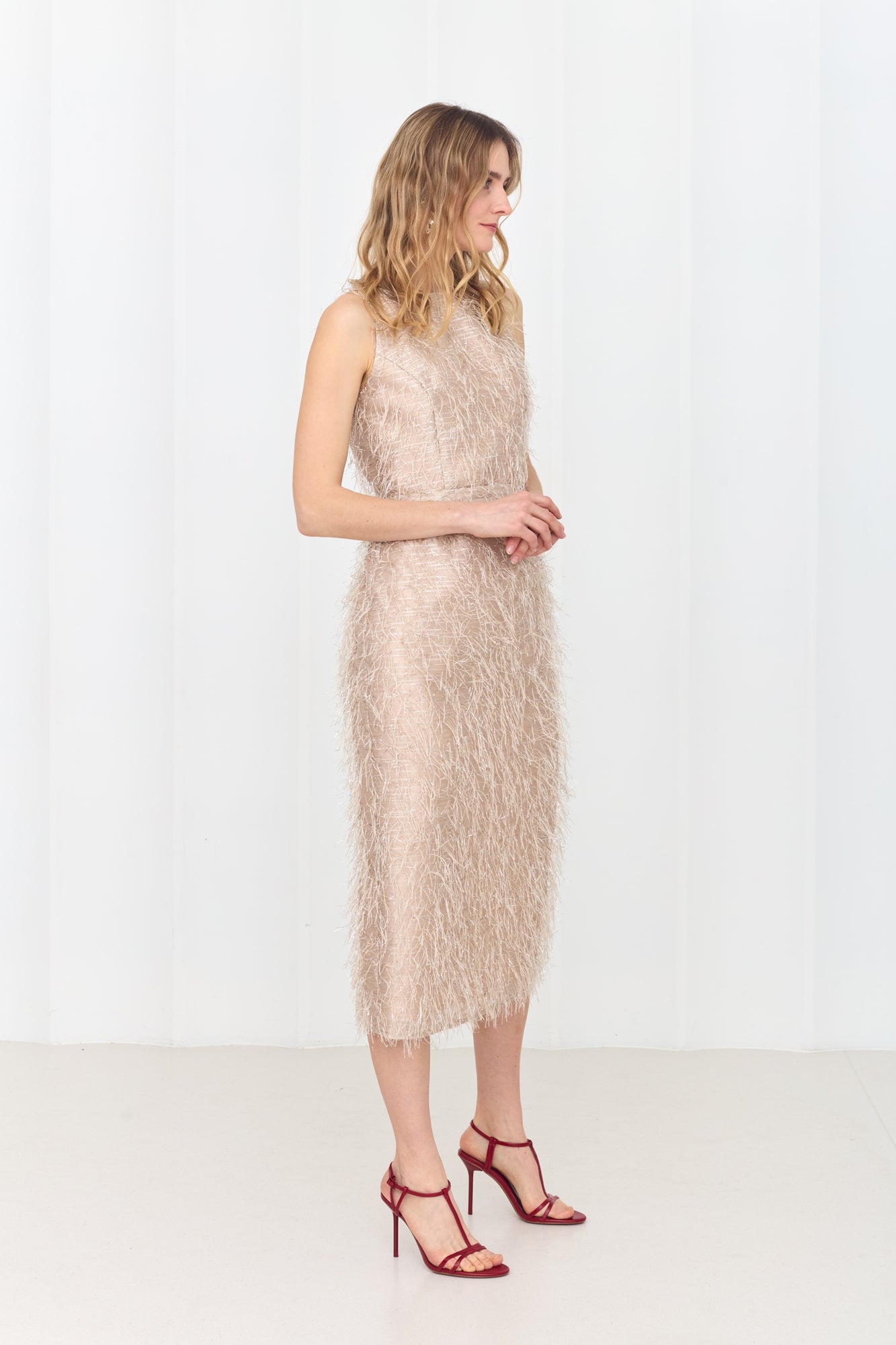 YEMA pastelinių plunksnų vidutinio ilgio suknelė atvira nugara