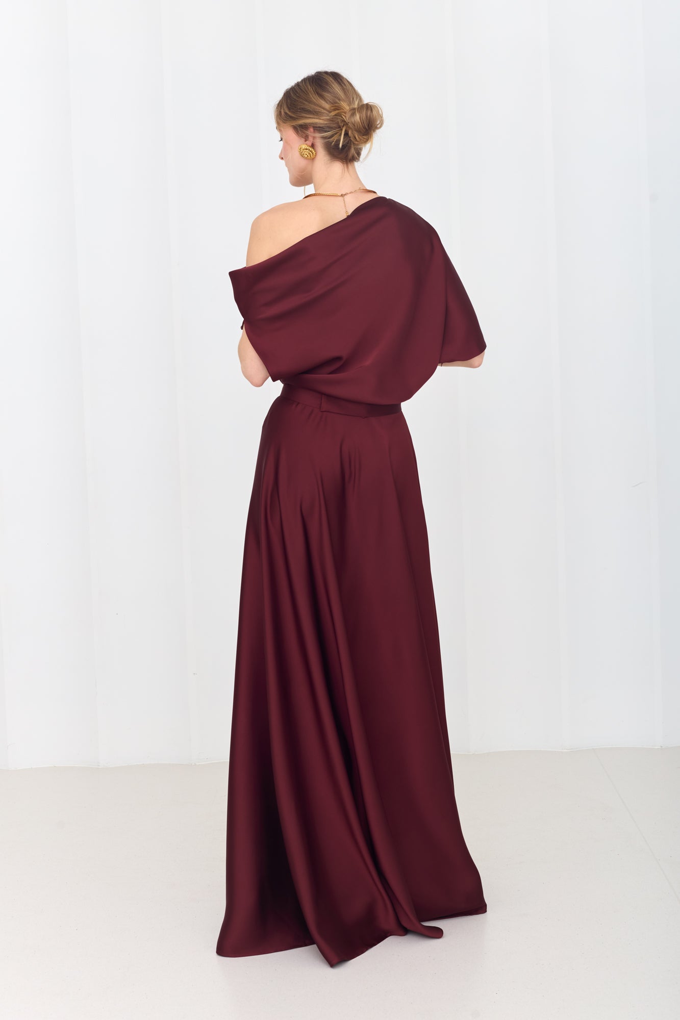 HELEN burgindiška ilga suknelė su asimetriškomis rankovėmis