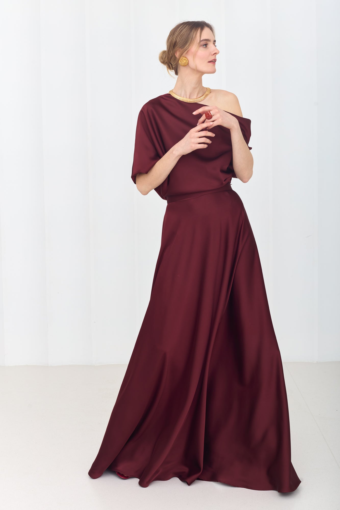 HELEN burgindiška ilga suknelė su asimetriškomis rankovėmis