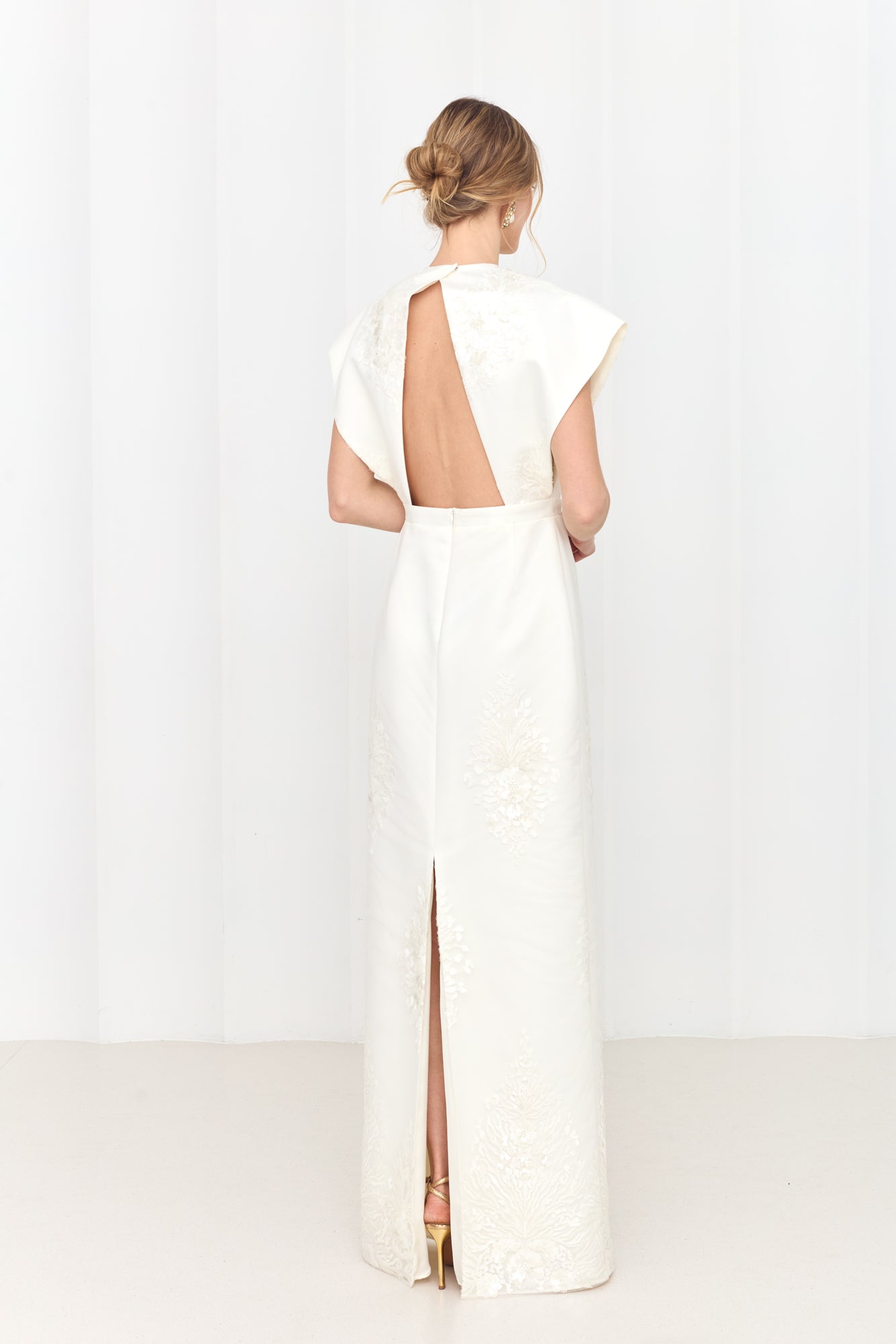 MANTAGA Structured Elegance Maxi Wedding Dress