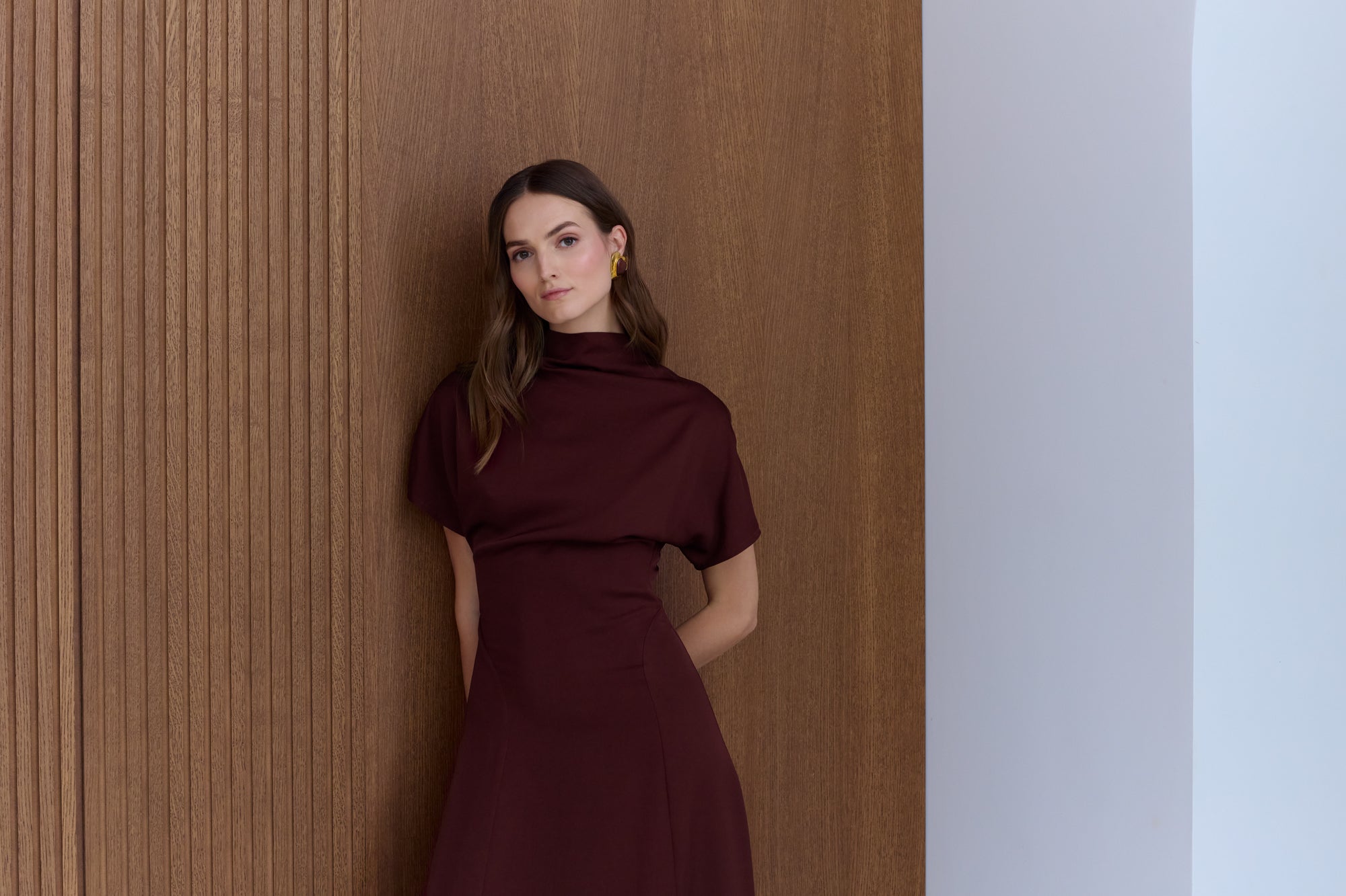 TORI Burgundiška struktūrizuota midi suknelė