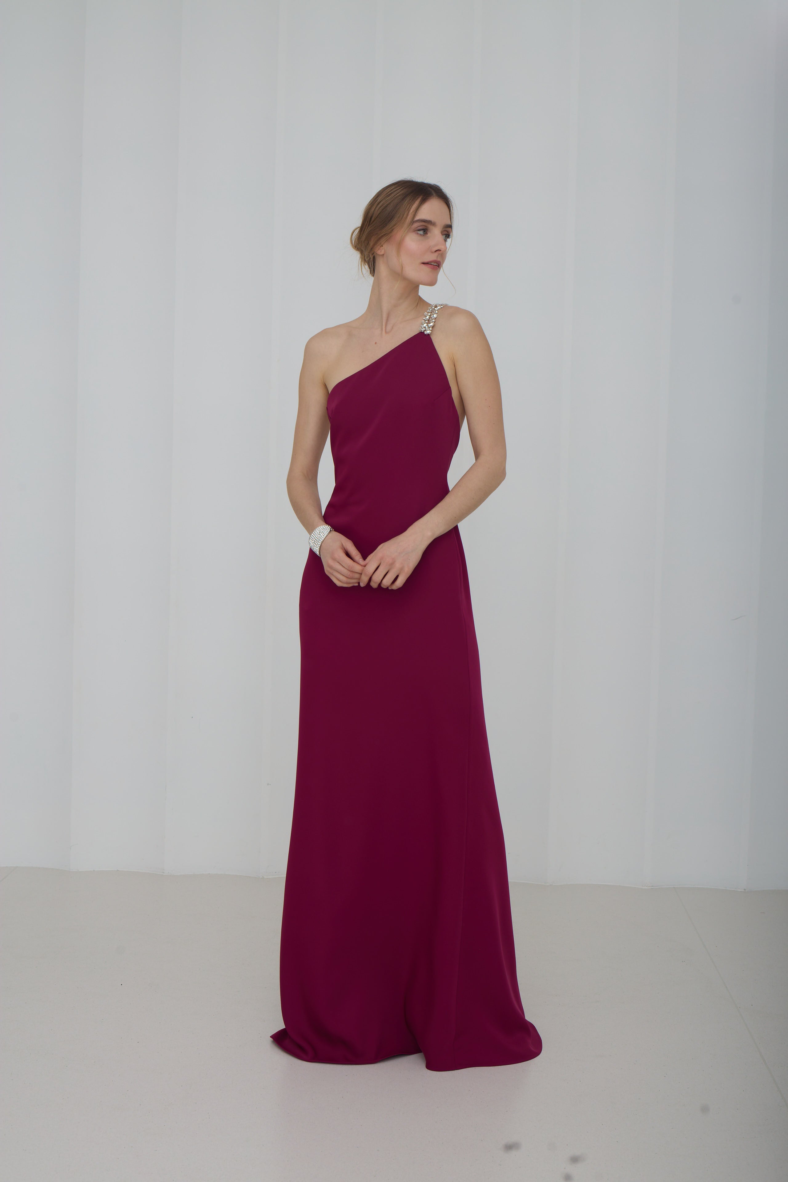 GLORIA sodriai rožinės spalvos ilga suknelė su vieno peties blizgančiomis petnešėlėmis