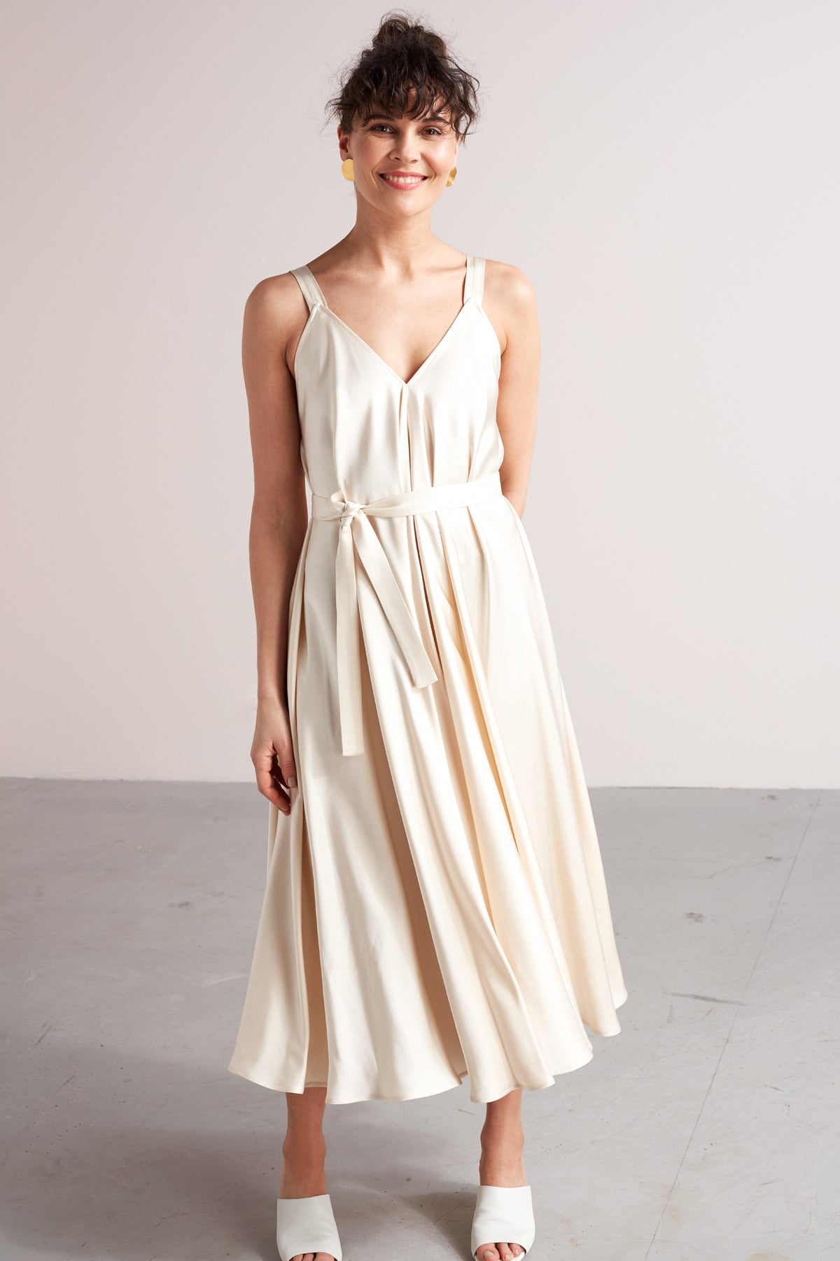 MONA fluttering midi dress in light cream