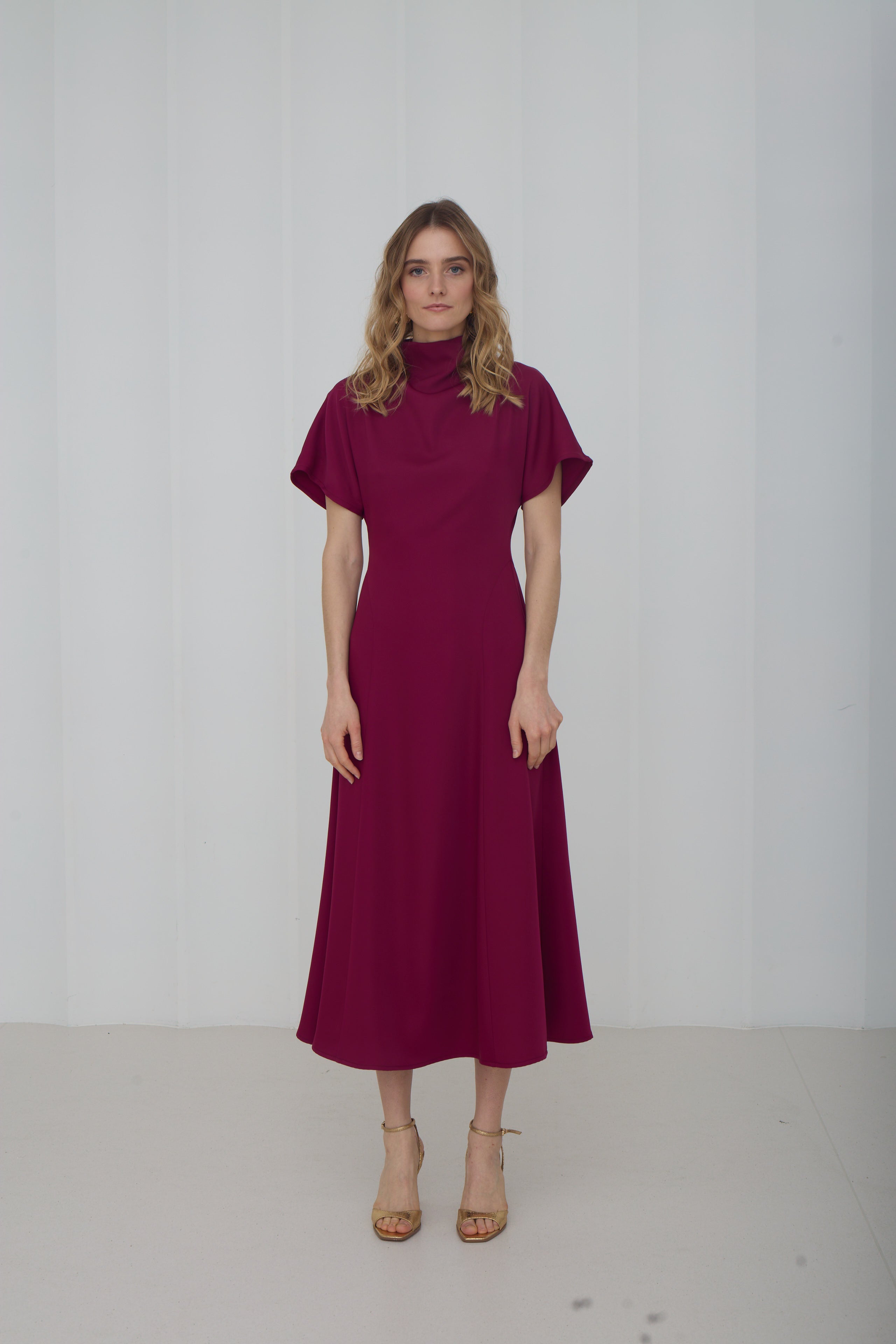 TORI vidutinio ilgio sodriai rožinės spalvos kokteilinė suknelė