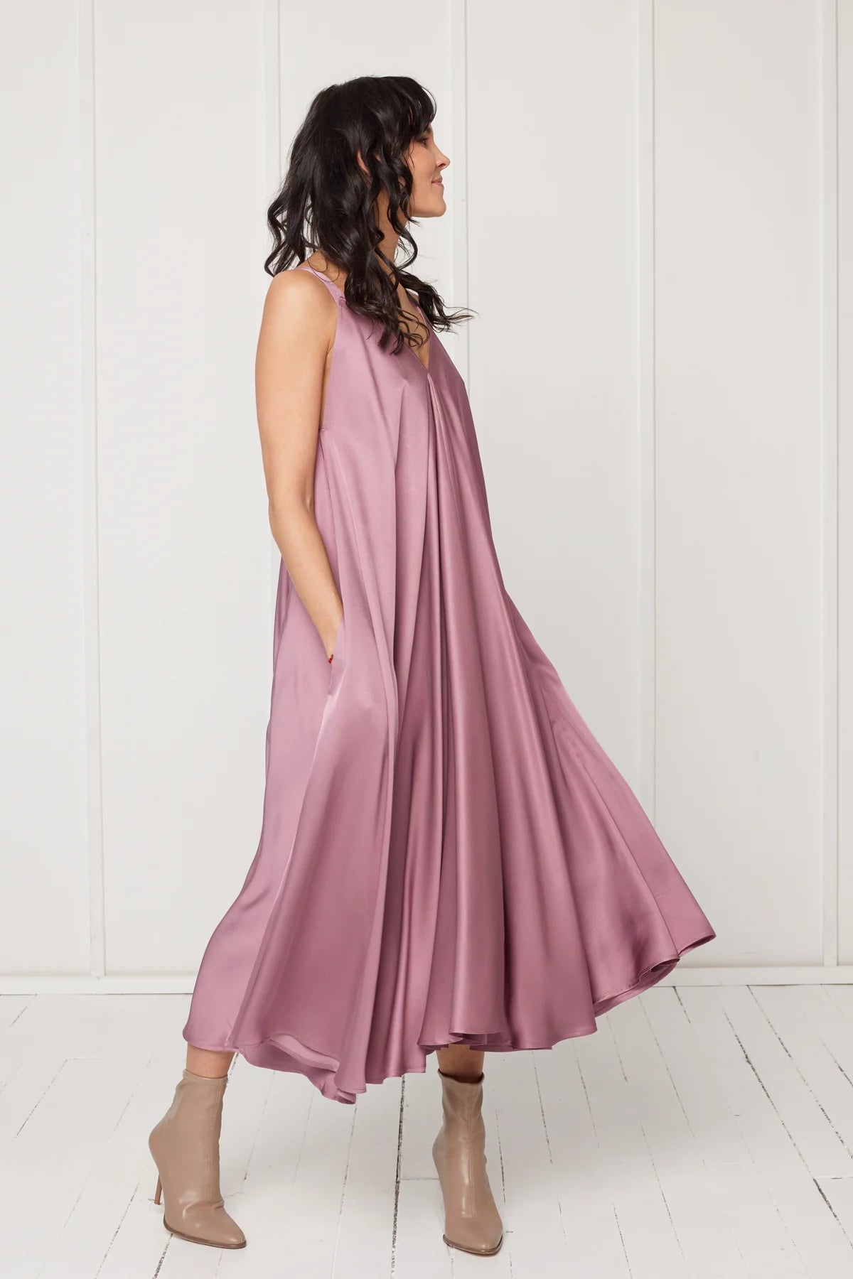 MONA fluttering midi dress in purple