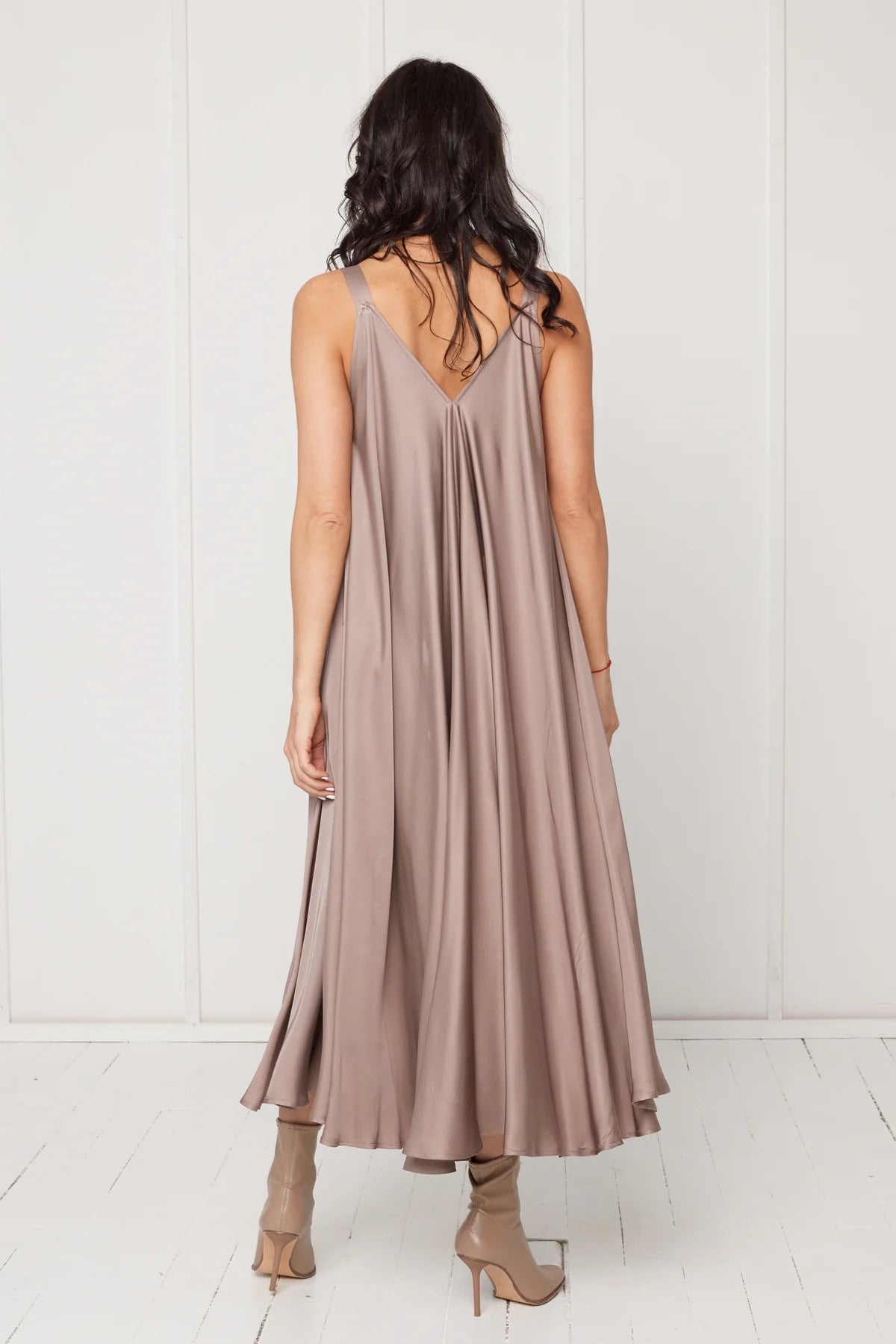 MONA fluttering midi dress in taupe