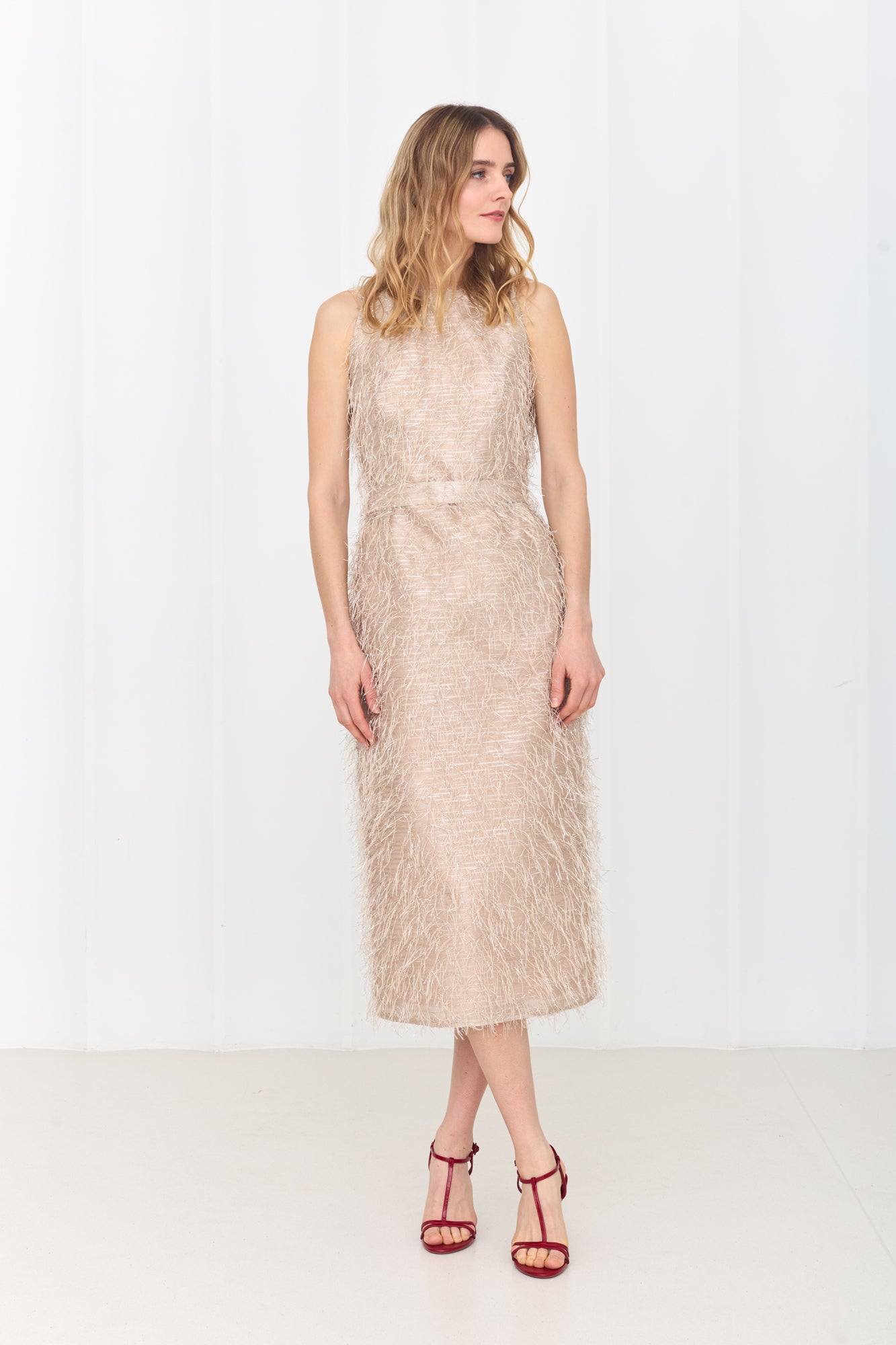 YEMA pastelinių plunksnų vidutinio ilgio suknelė atvira nugara